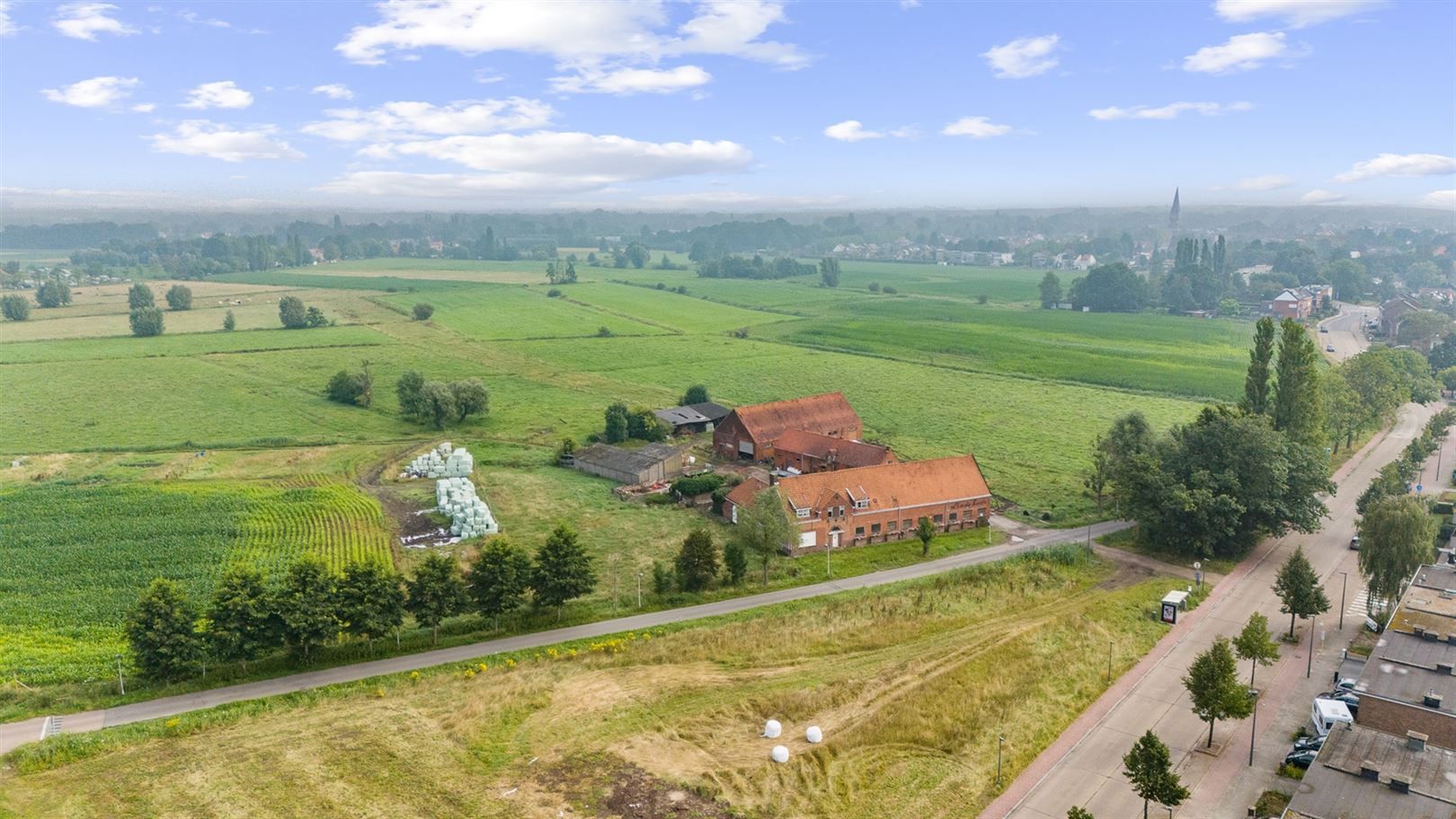 Boerderij met iets meer dan 38ha grond foto 1