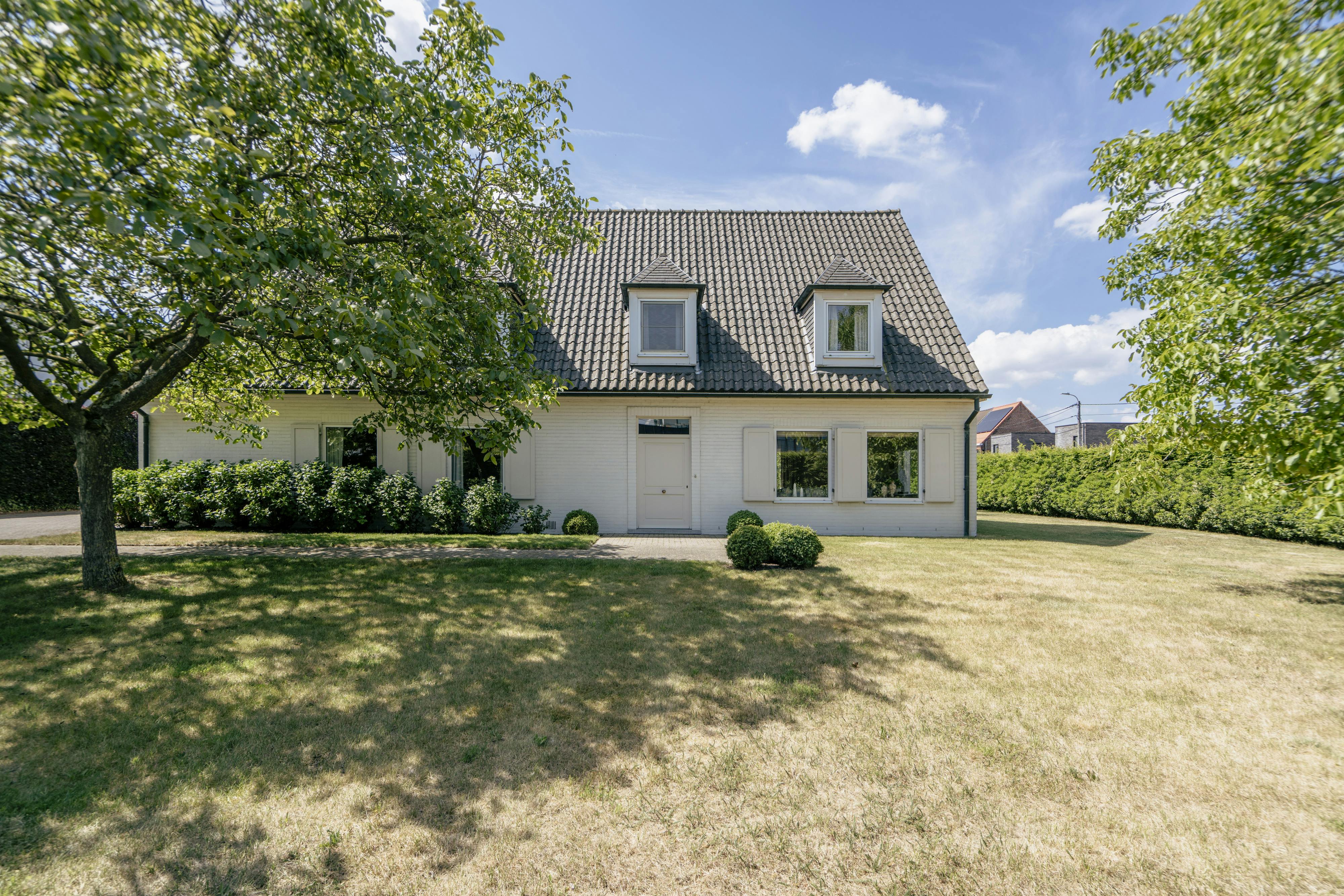 Unieke villa te koop op topligging in hartje Waregem  foto 2