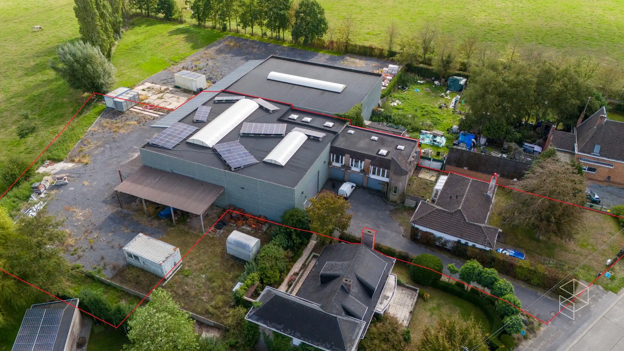 Grote loods met burelen, 3 garages, ruime buitenruimte en woning te koop in Hertsberge foto 18