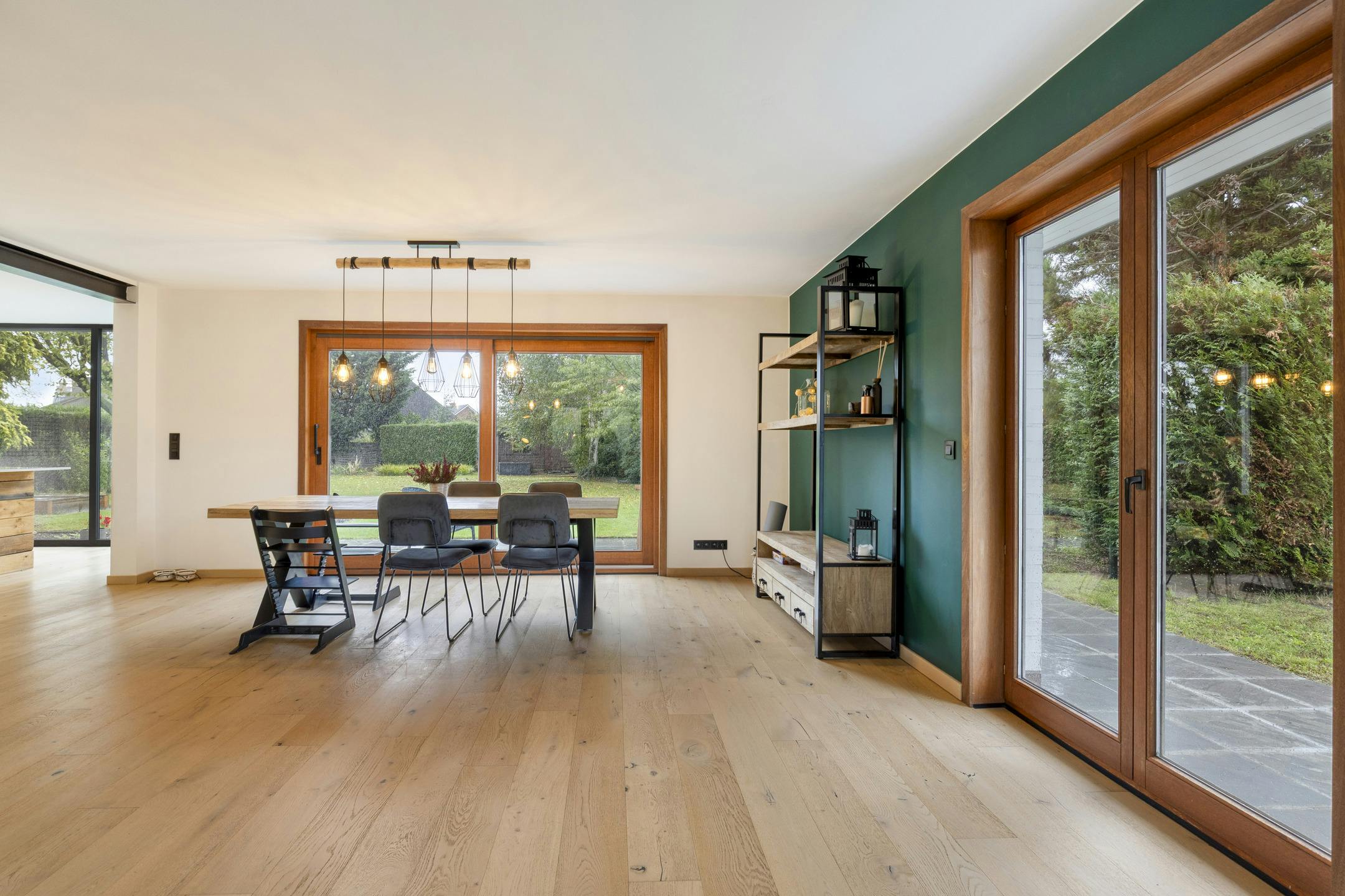 Ruime woning omgeven door groene tuin met 4 slaapkamers foto 4