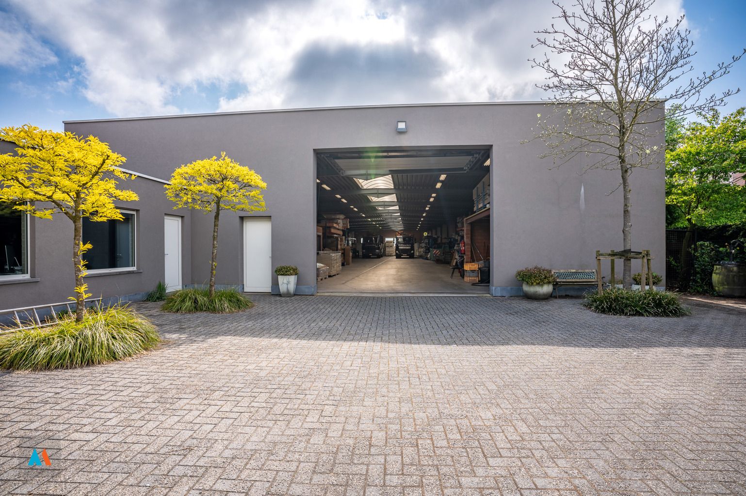 Ruim magazijn met parkeergelegenheid foto 2