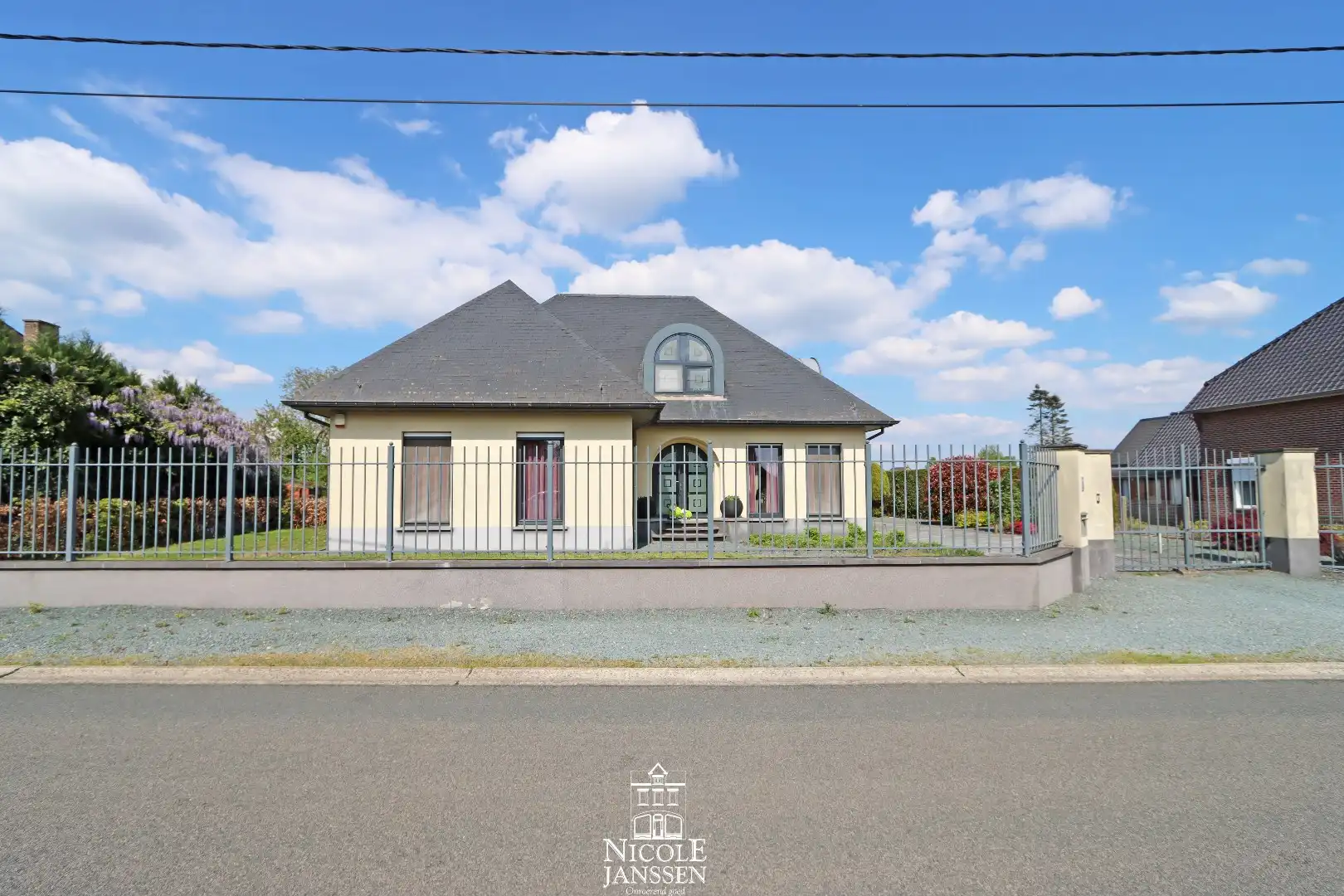 Vrijstaande ruime woning met dubbele garage en grote tuin met zwembad foto 2