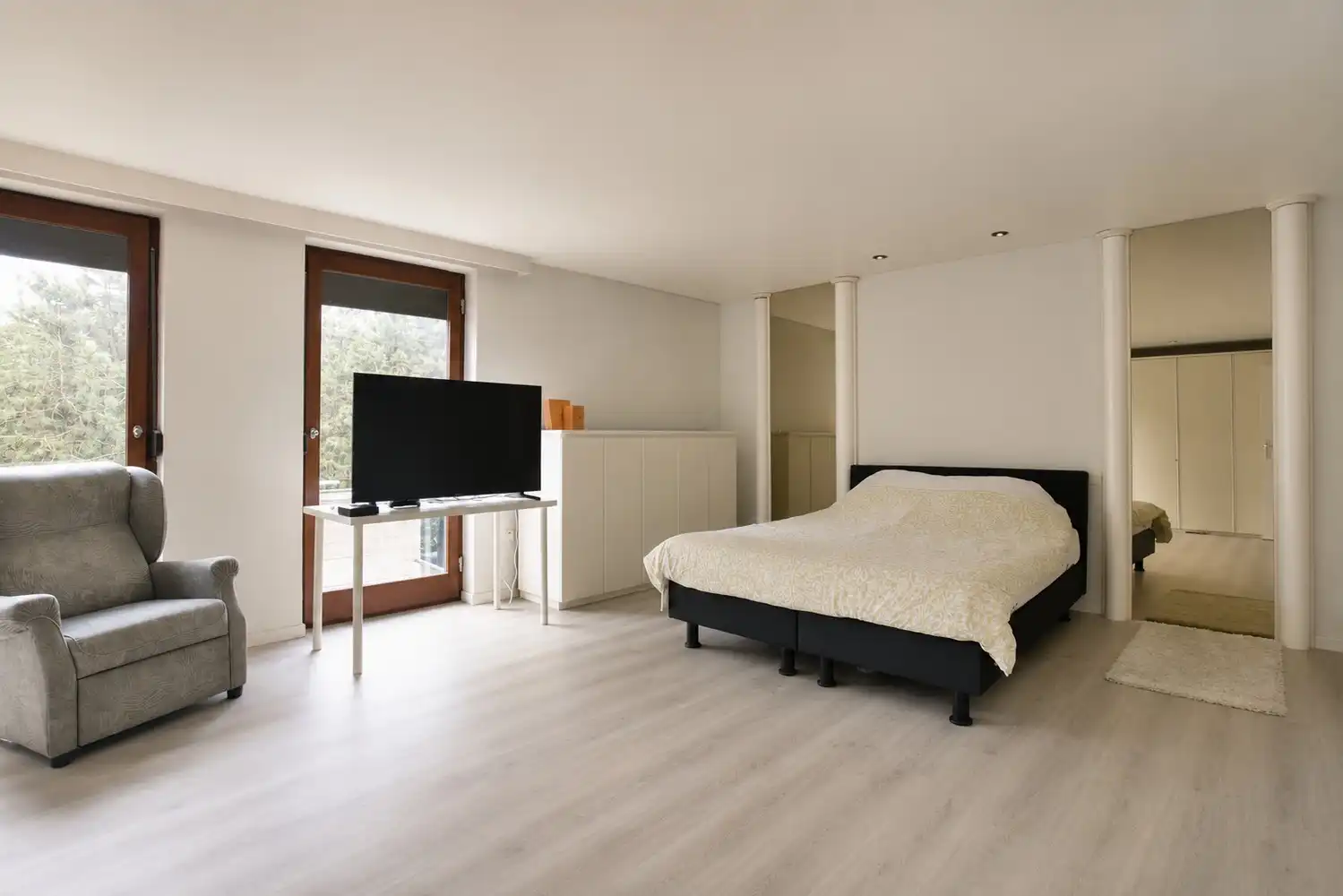 Royale gezinswoning met 4 slaapkamers op toplocatie, inclusief naastliggend perceel grond foto 14