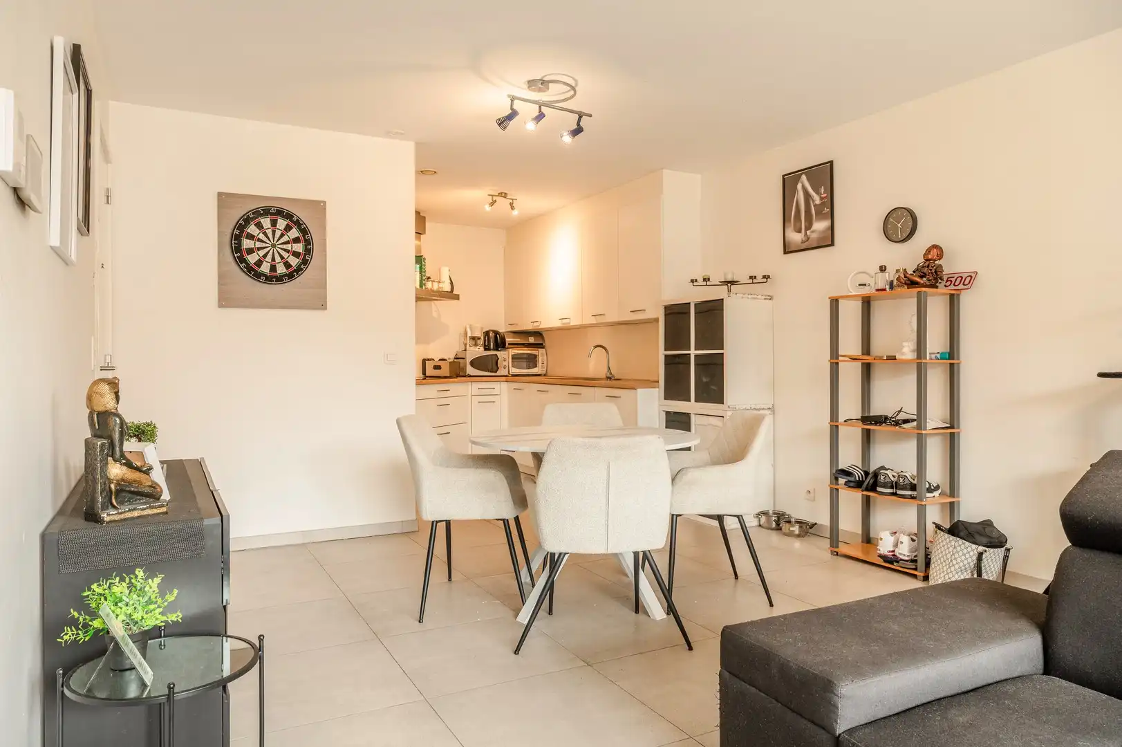 Modern 2 slaapkamer appartement met overdekte autostaanplaats foto 2