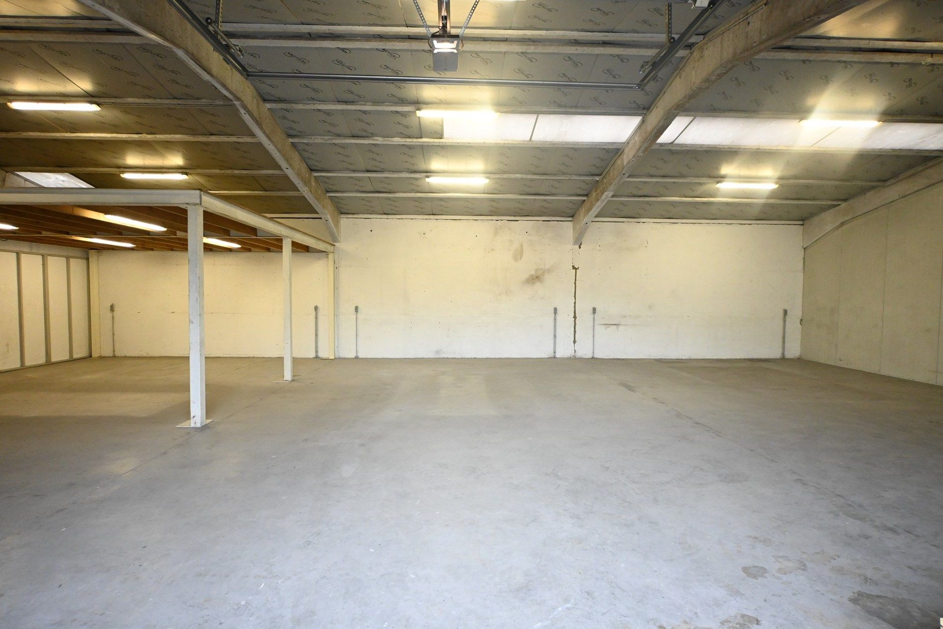 Loods in het industriegebied van Knokke-Heist foto 5