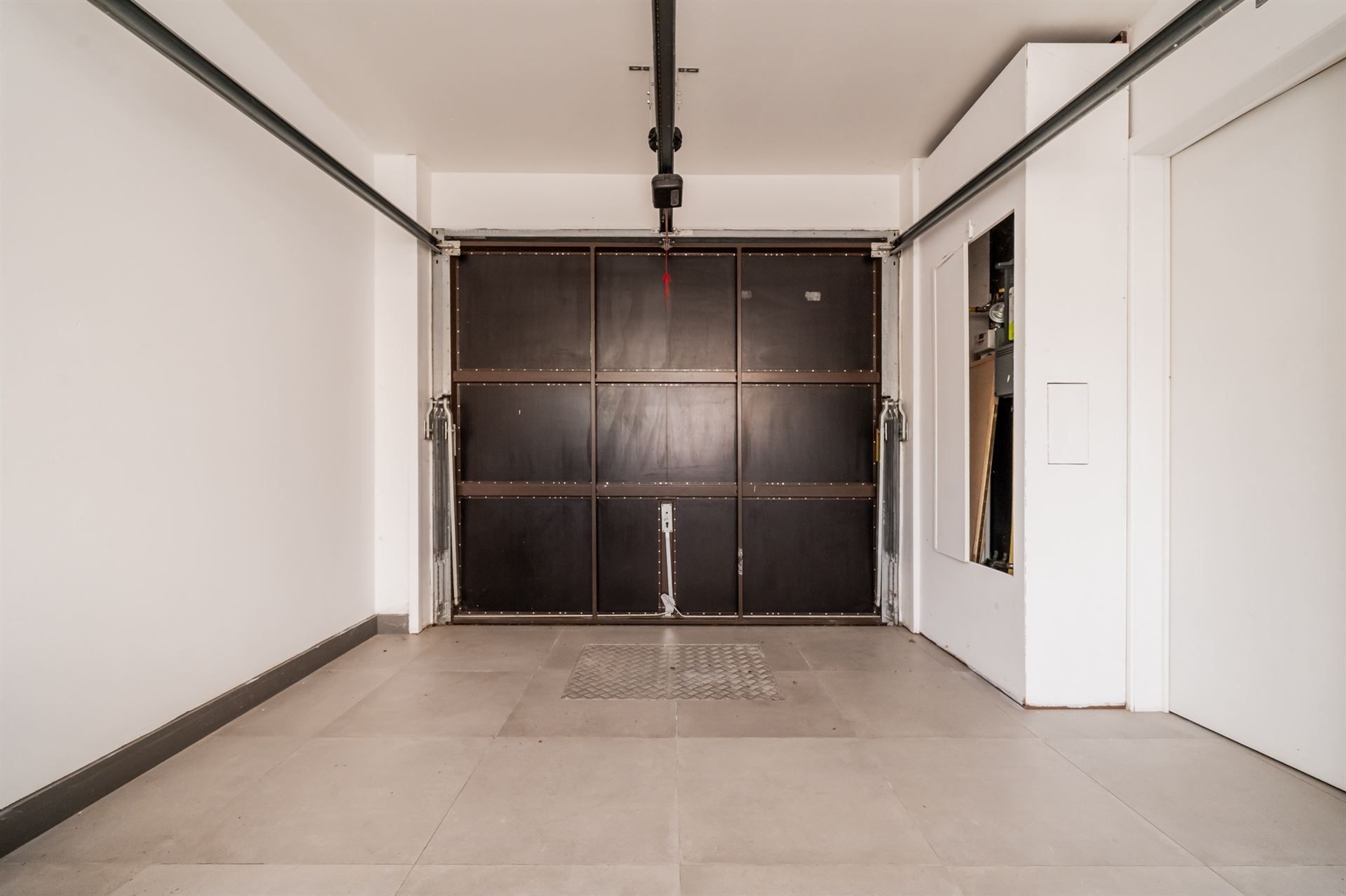 Moderne gezinswoning met garage en tuin. foto 19