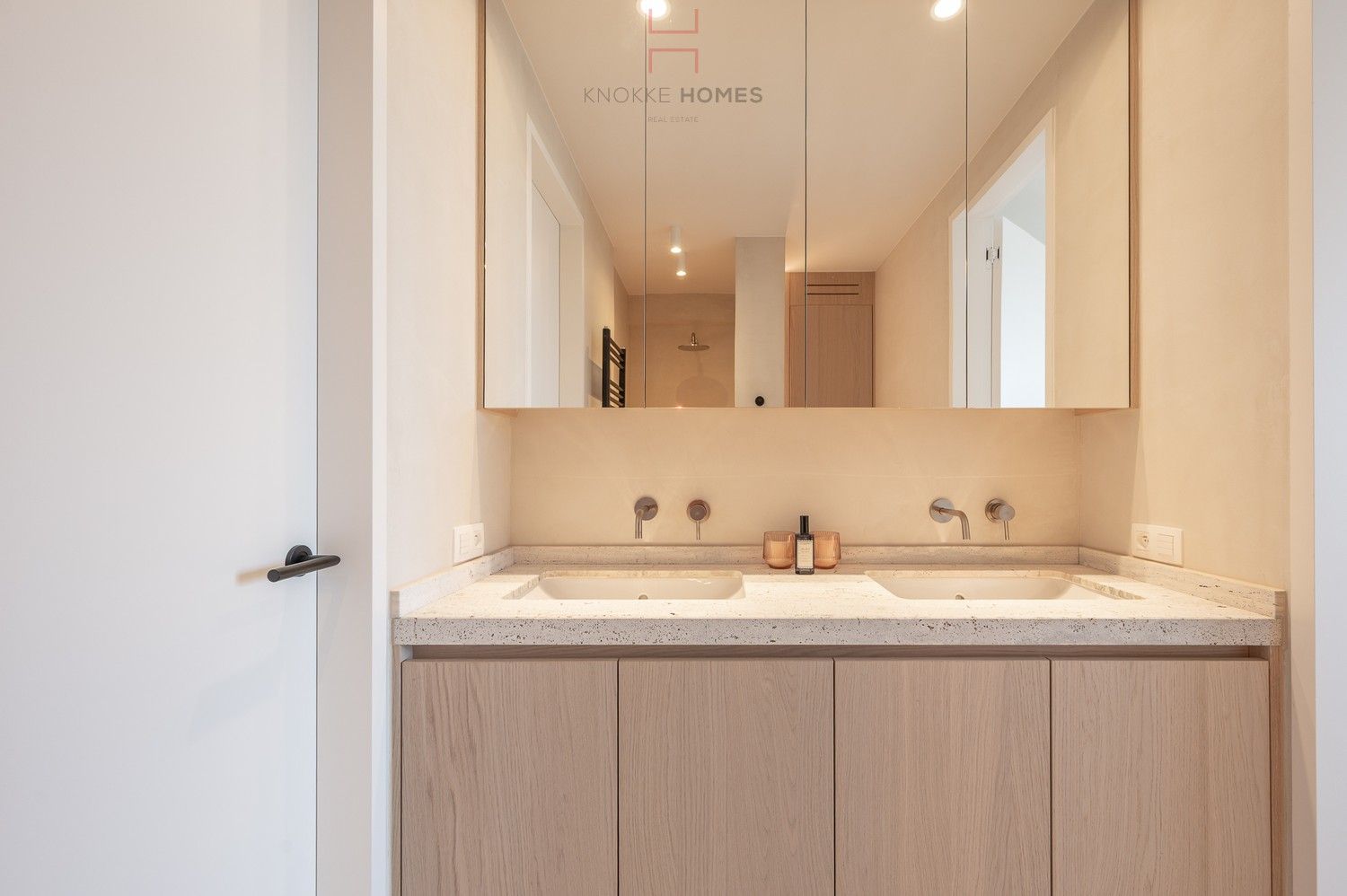 Modern gerenoveerd appartement met frontaal zeezicht in Heist-aan-zee foto 13