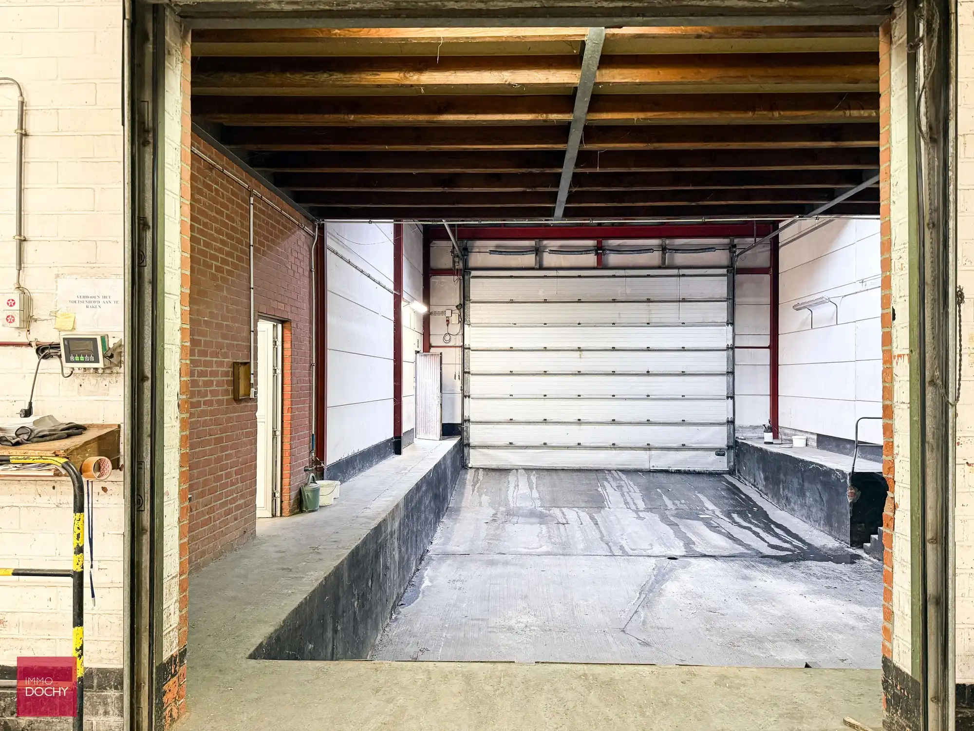 Magazijnen met overdekte loskaaien en burelen | vlotte verbindingen foto 5