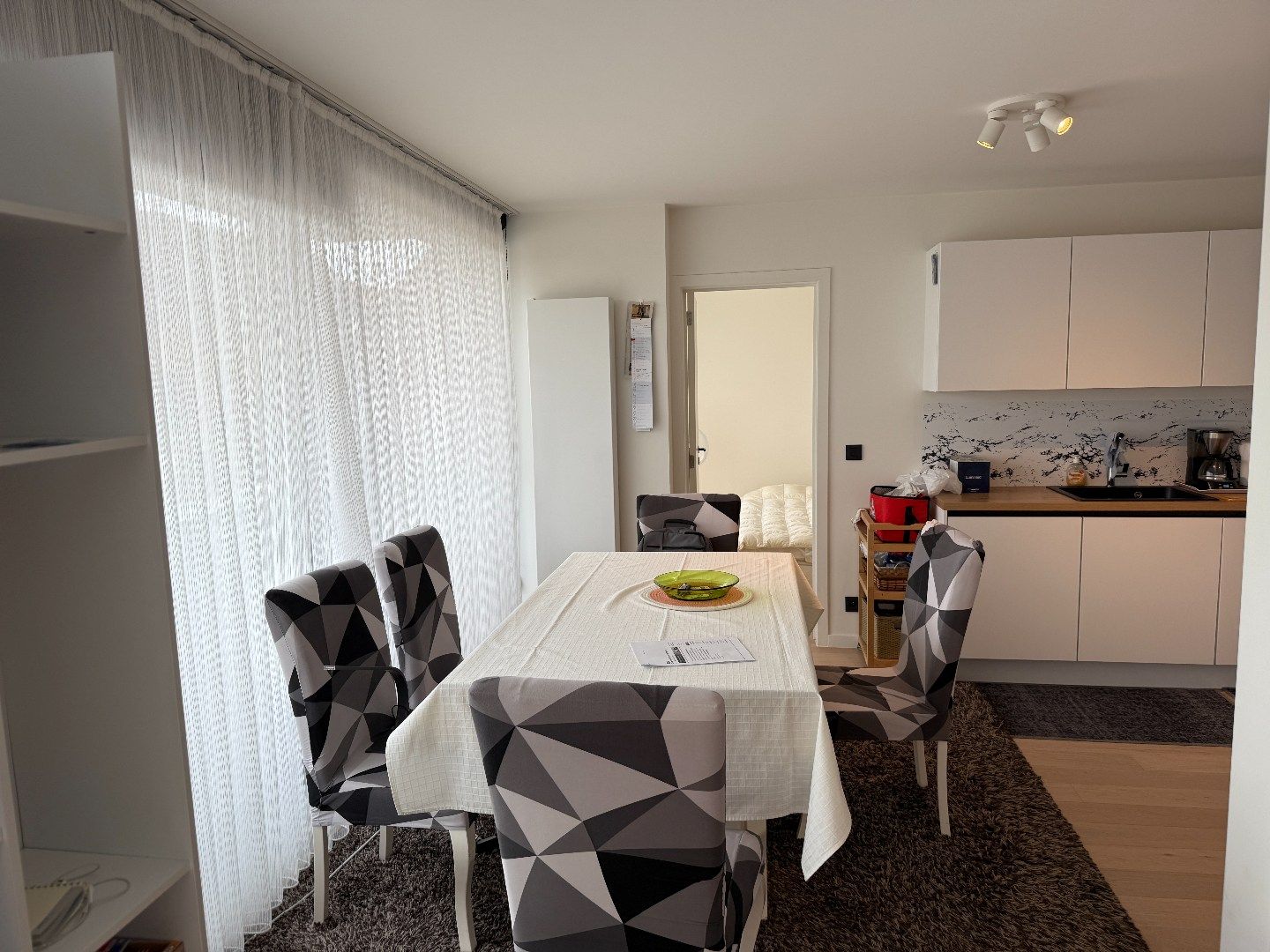 Volledig vernieuwd appartement in centrum Zwijnaarde foto 6