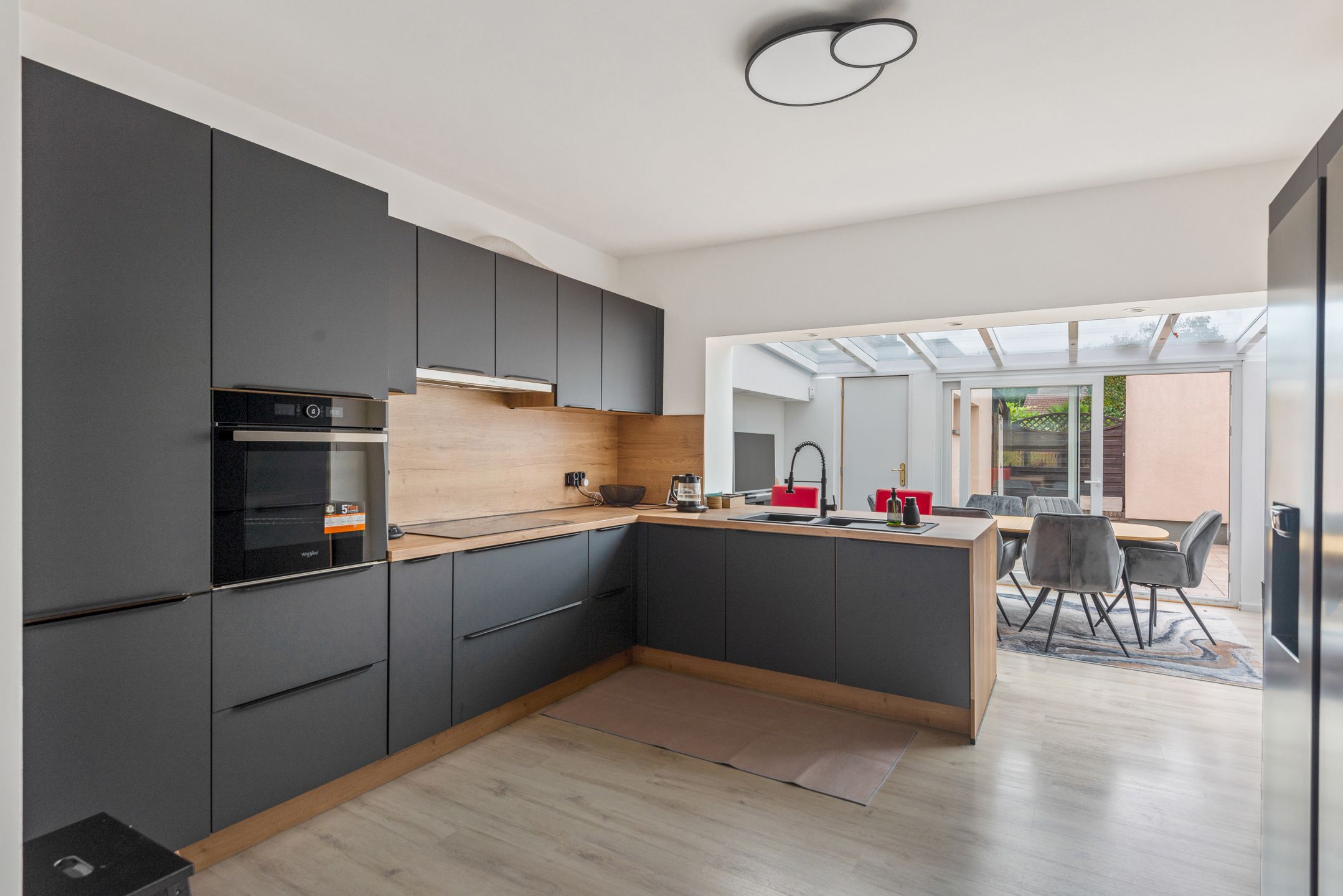 Instapkl. Half-open woning met 3 slpk, polyv. zolder, gar., oprit en tuin foto 9
