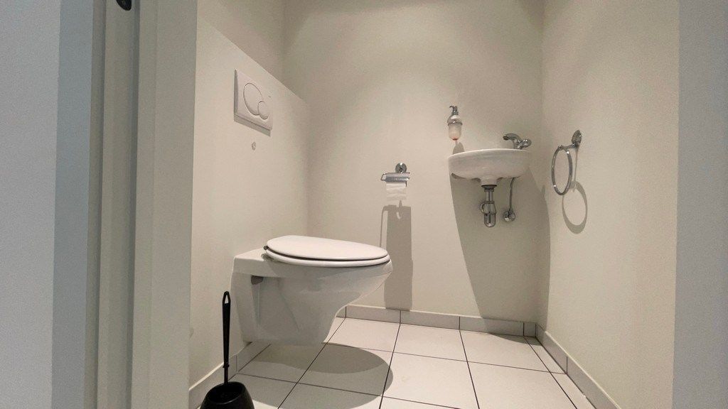 Commercieel gelijkvloers kantoor te huur nabij Singel te Berchem foto 7