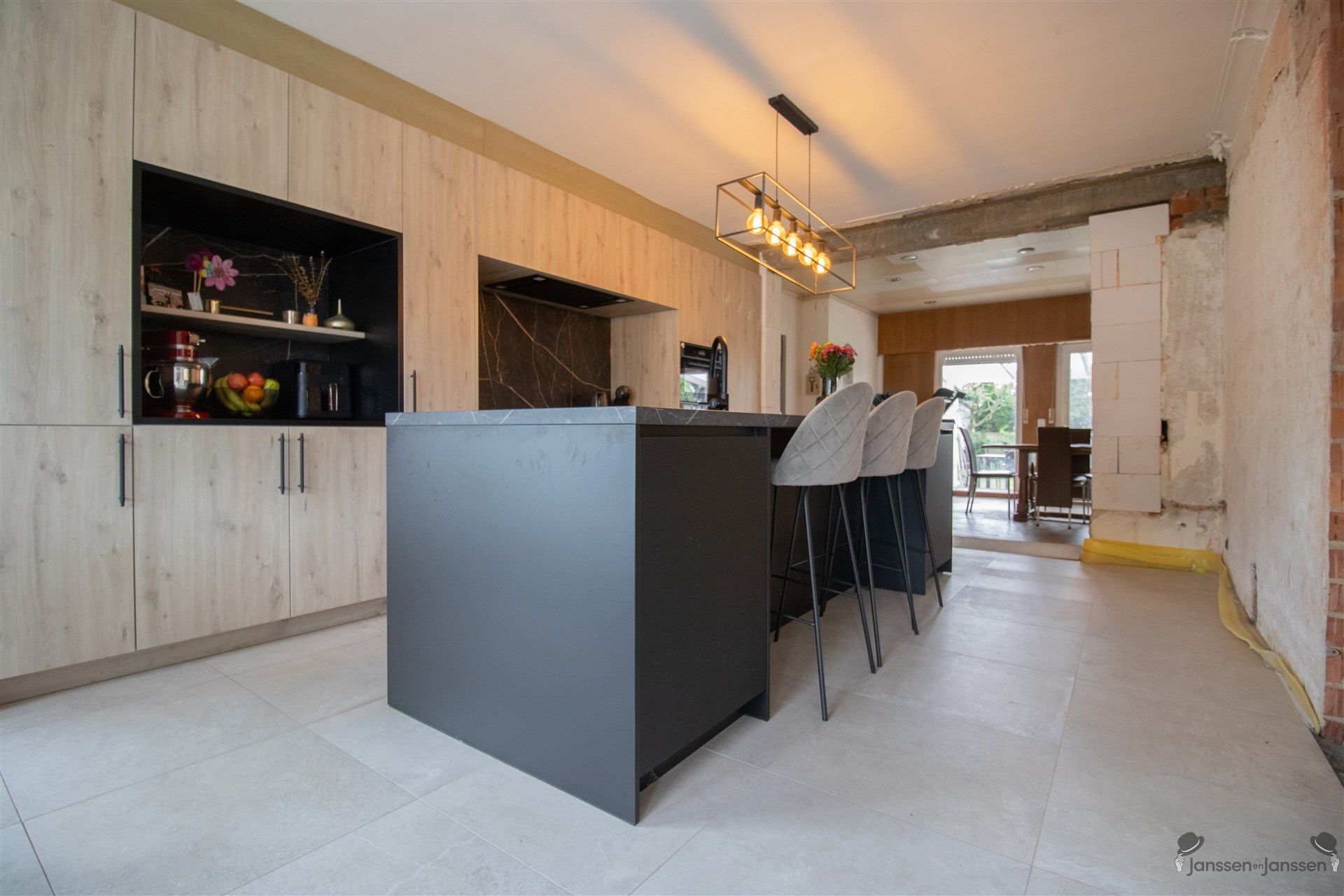 Verder af te werken, deels gerenoveerde vrijstaande woning met 3 slaapkamers op 632 m² foto 3