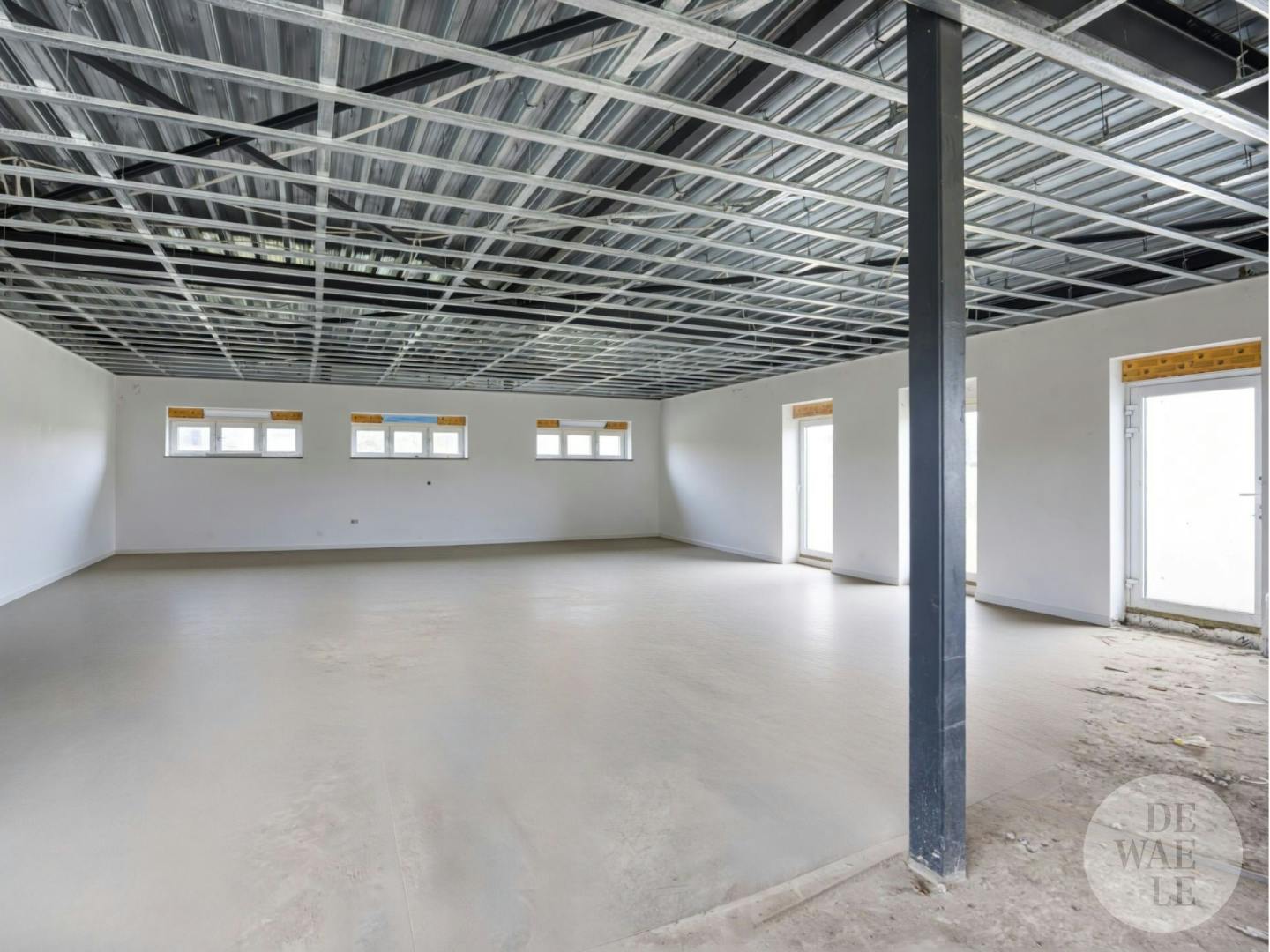 Unieke Combinatie: loods met casco woning te koop op Europark.  foto 3
