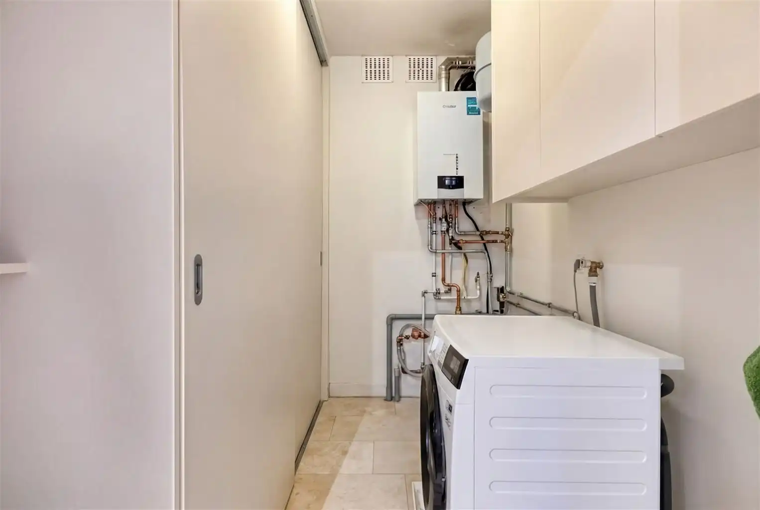 Prachtig, uitzonderlijk ruim appartement met 2 slaapkamers, 2 terrassen en inpandige garagebox, gelegen nabij het centrum van Maaseik. foto 25