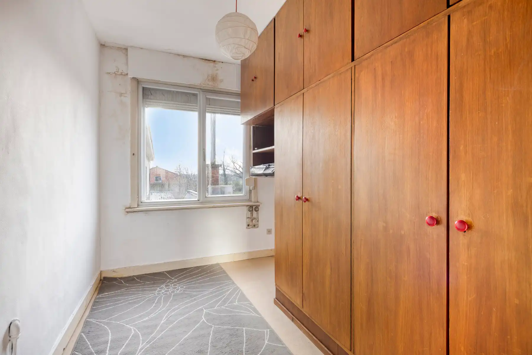 Centraal gelegen woning met veel potentieel foto 13