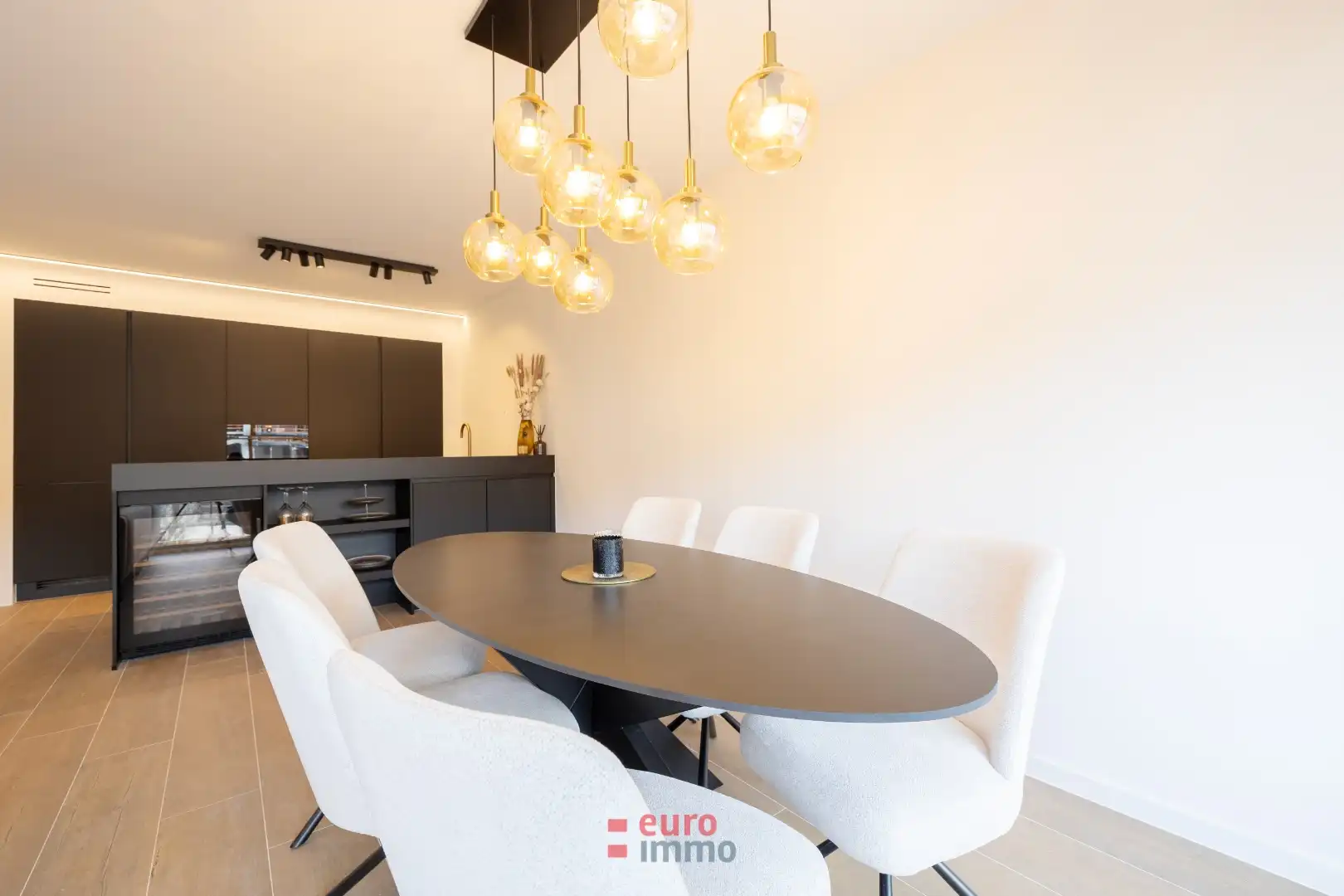 Subliem gerenoveerd appartement met hoogwaardige afwerking en ruim terras foto 3