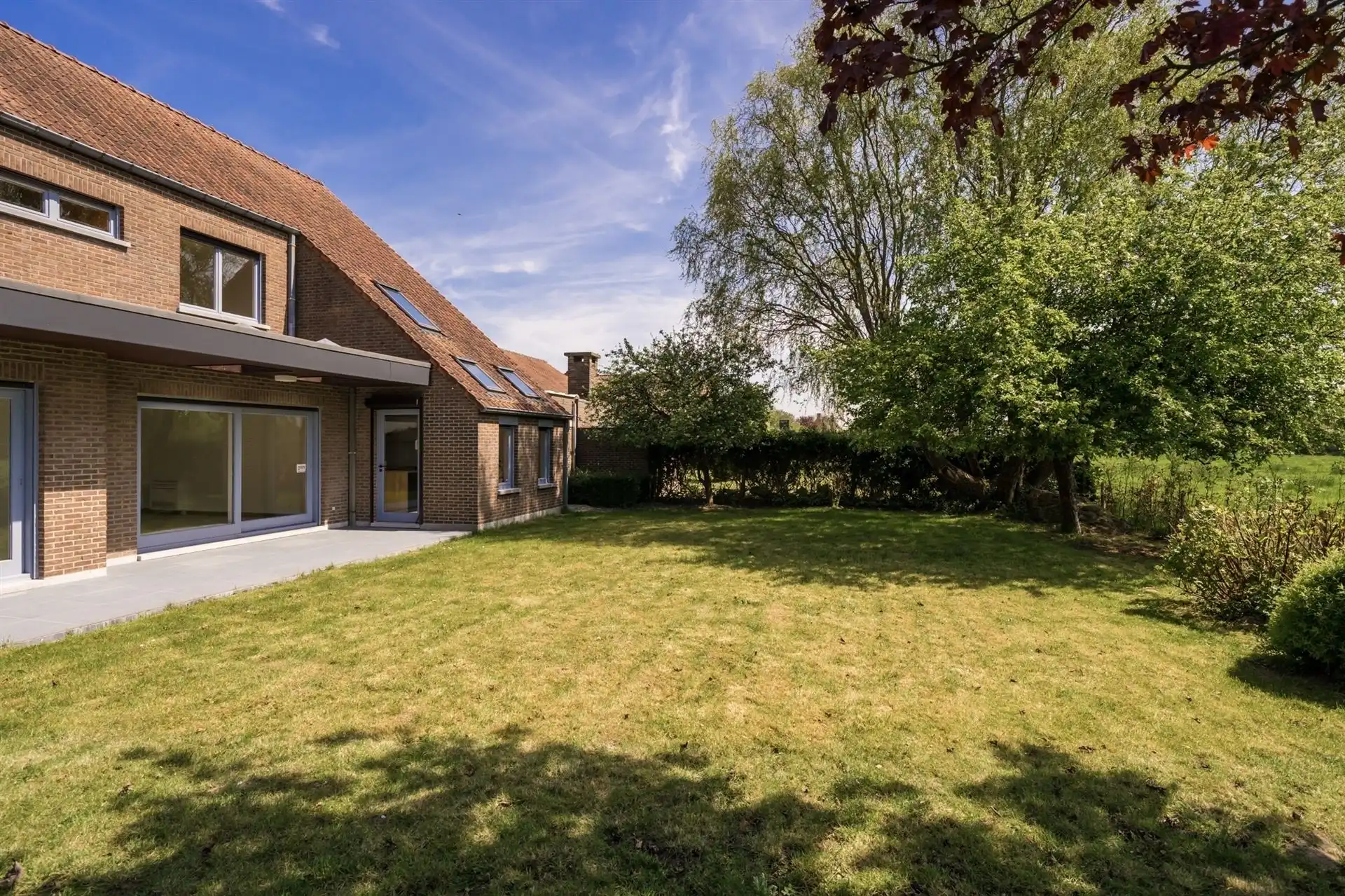 Ruime villa met 6 slaapkamers, zonnige tuin, 2 garages en oprit in rustige woonwijk te Lier foto 4