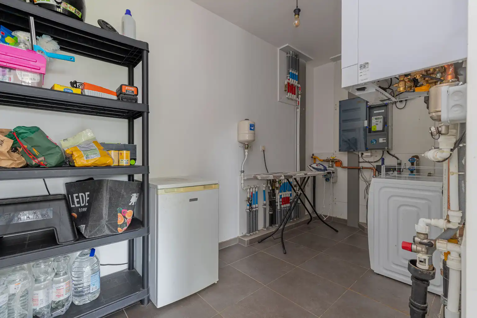 Recente driegevelwoning met zonnepanelen en vloerverwarming foto 10
