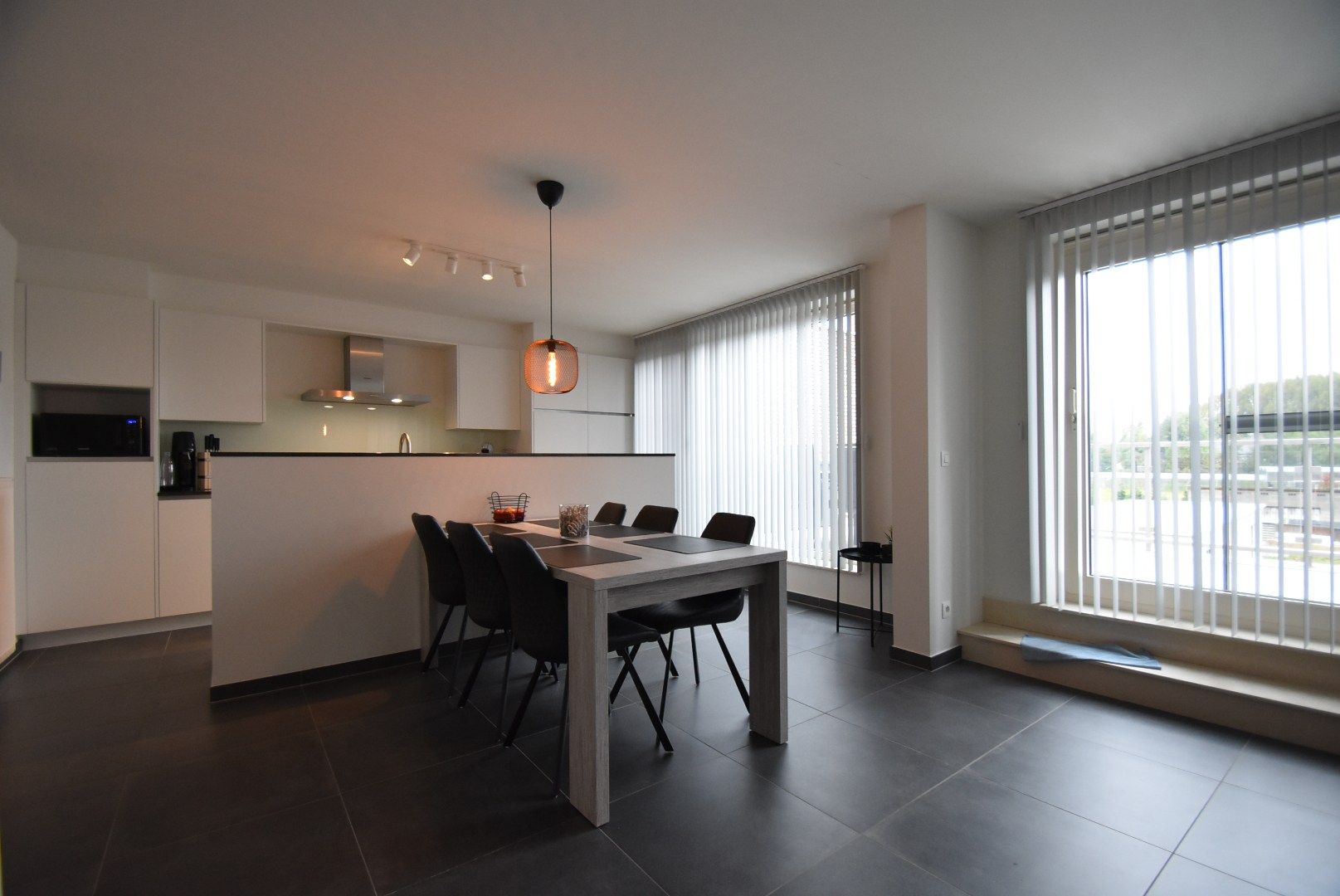 Knap ingericht  en ruim appartement met 2 slaapkamers en groot terras foto 10