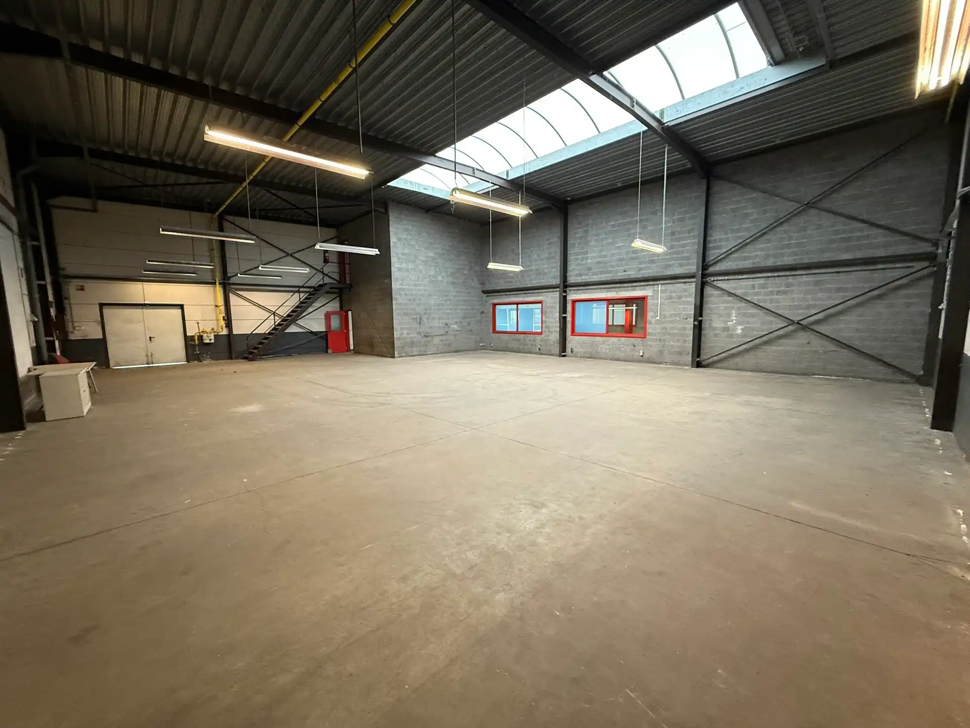 Magazijn met kantoren te huur in industriezone TTS te Temse foto 6