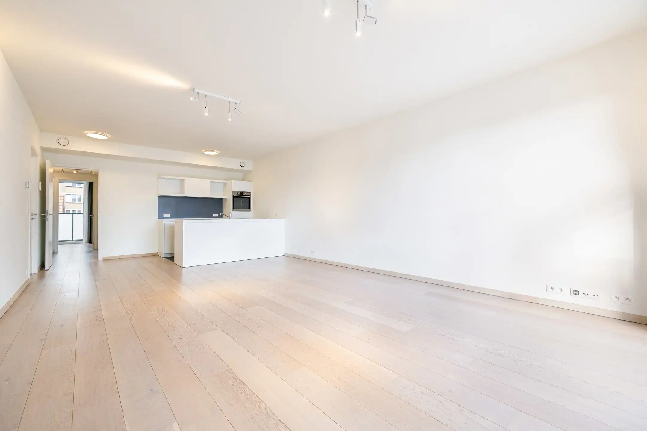 Appartement met 2 slaapkamers, grote terrass & parkeerplaats foto 3