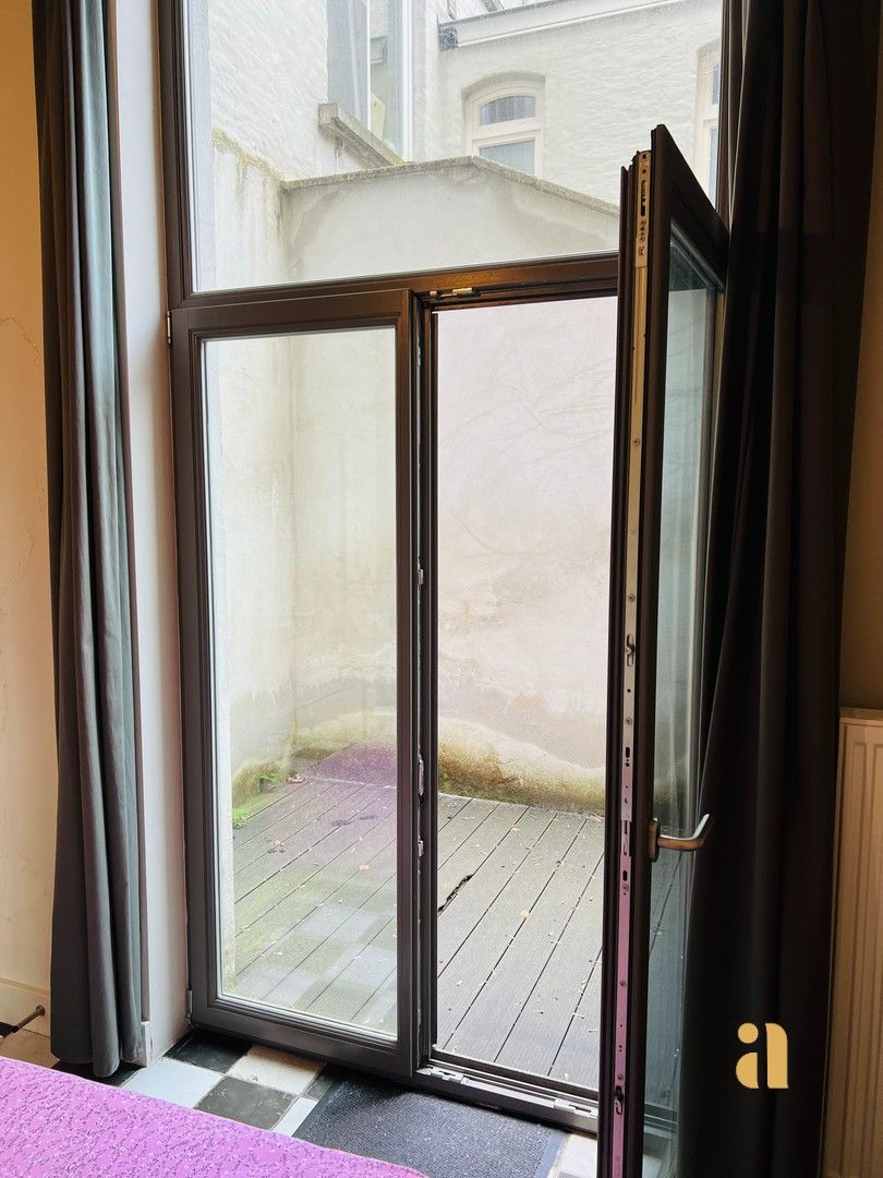 Bemeubelde studio op topligging te huur! foto 4