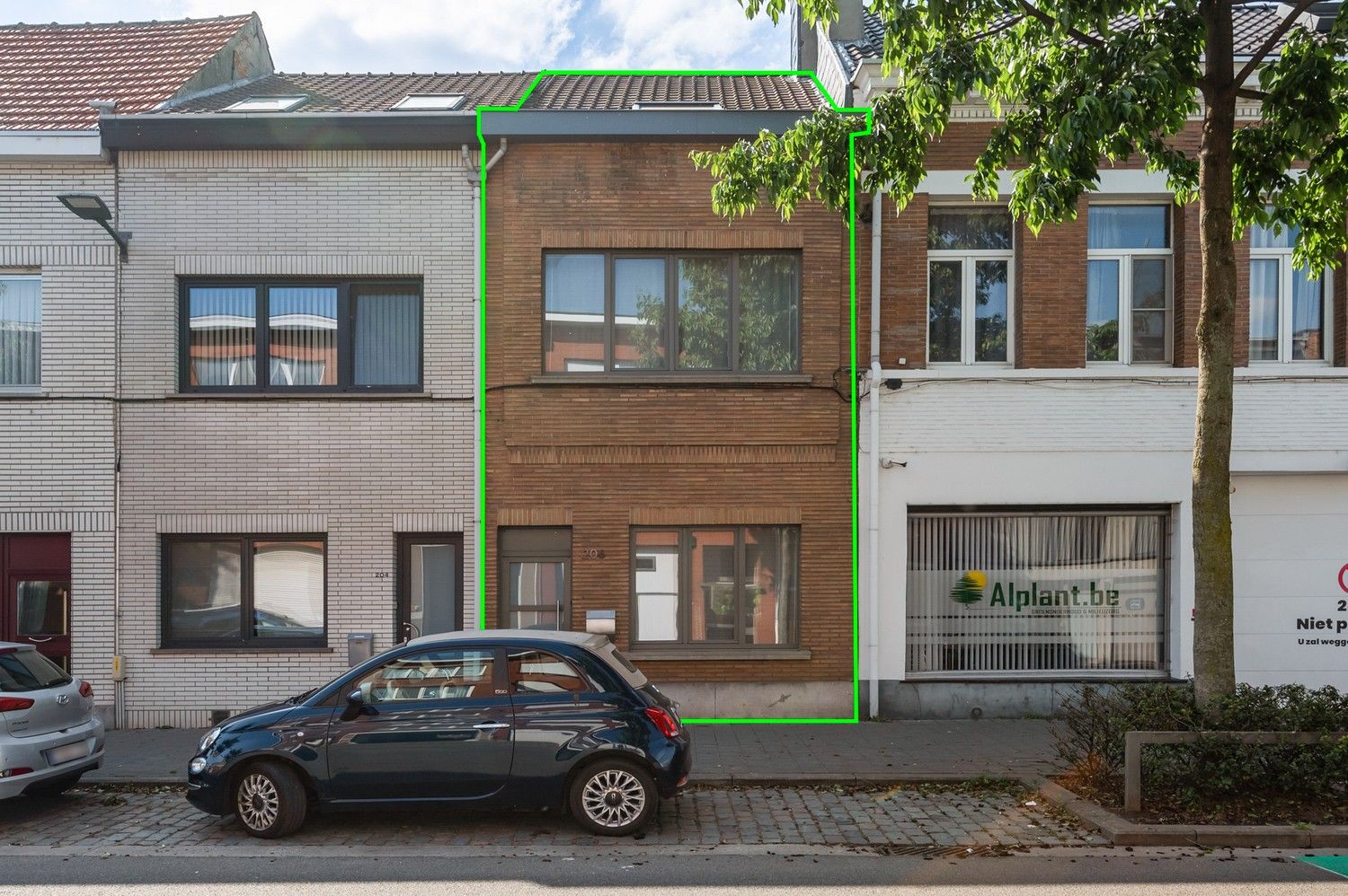 Woning met 3 slaapkamers, tuin en kelder te koop in Merksem! foto {{pictureIndex}}