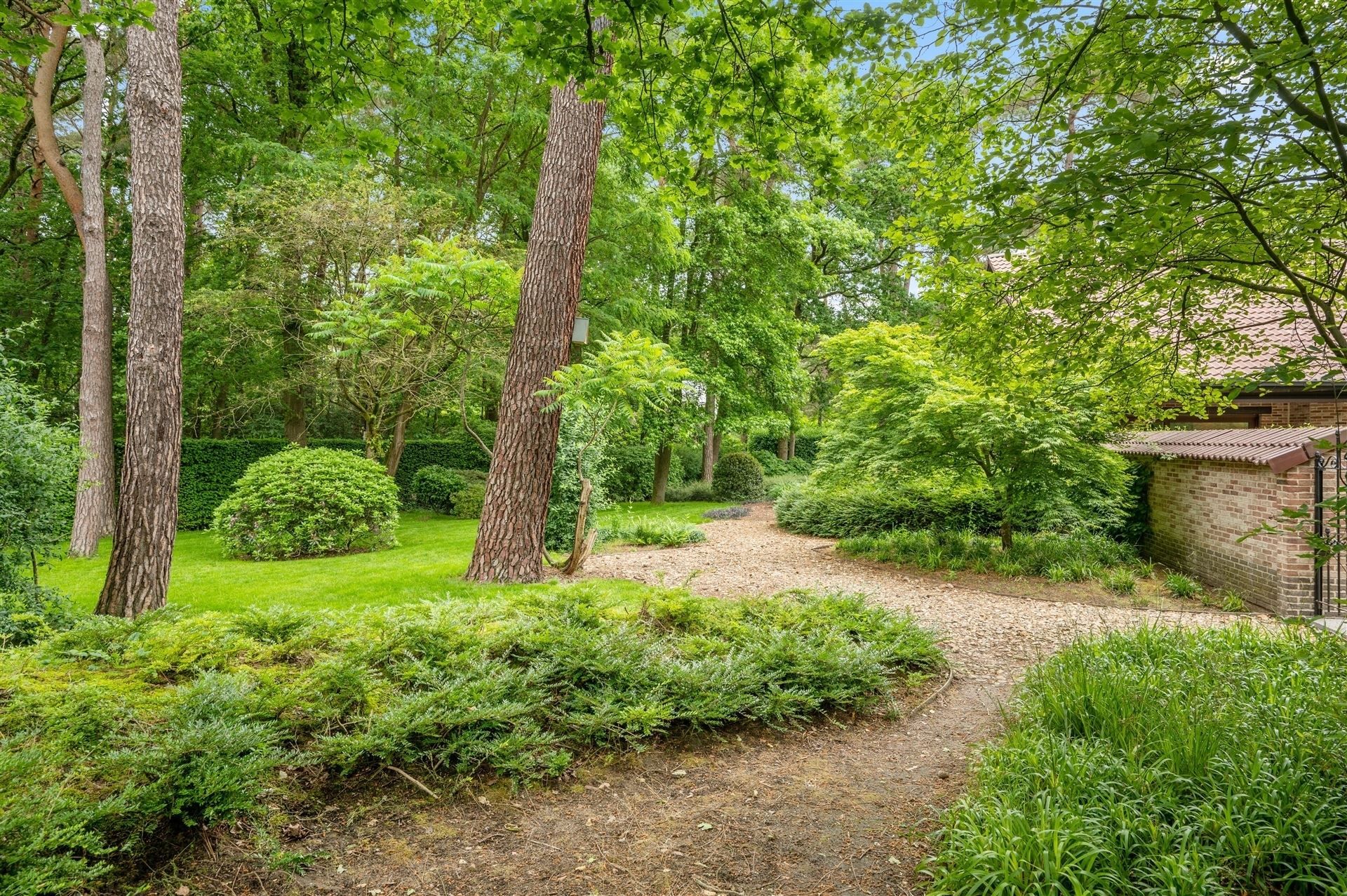 Prachtige villa met een mooie en zeer goed onderhouden tuin foto 47