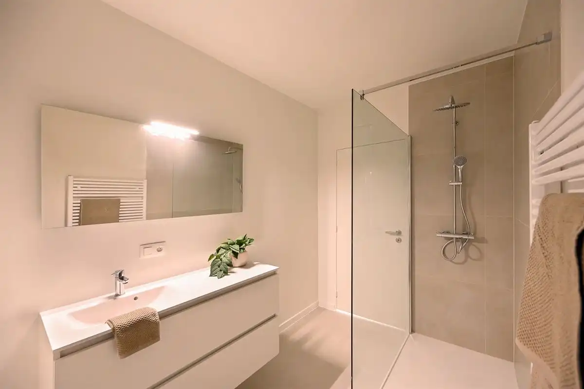 Gerenoveerd Appartement met 2 slaapkamers  foto 6