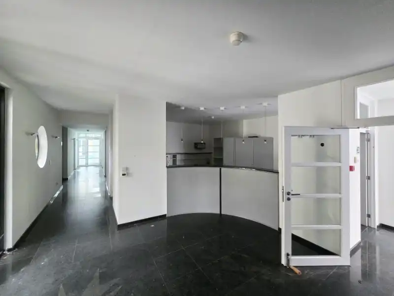 Kantoorgebouw te huur foto 9