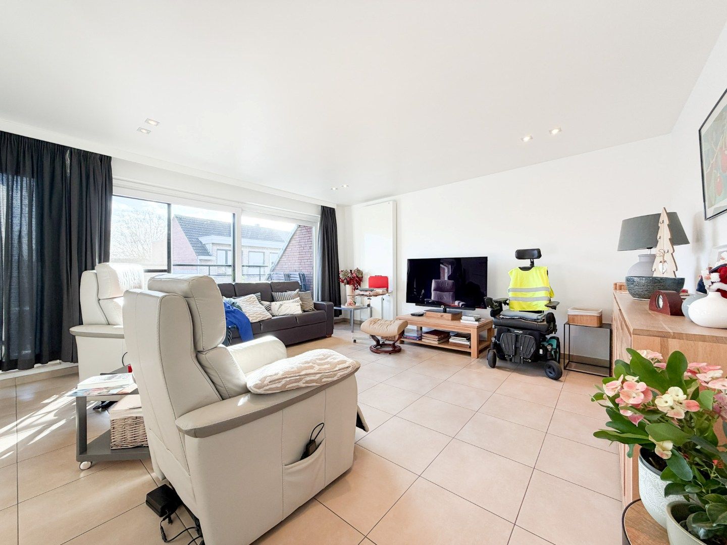 Lichtrijk recent appartement met 2 slp, groot terras en garage, Torhout. foto 6