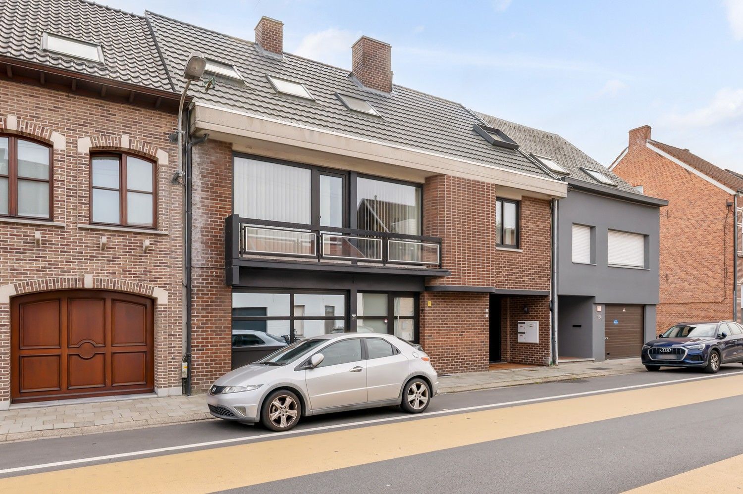 Uitzonderlijk gelijkvloers appartement met royale kelder en twee carports. foto 3