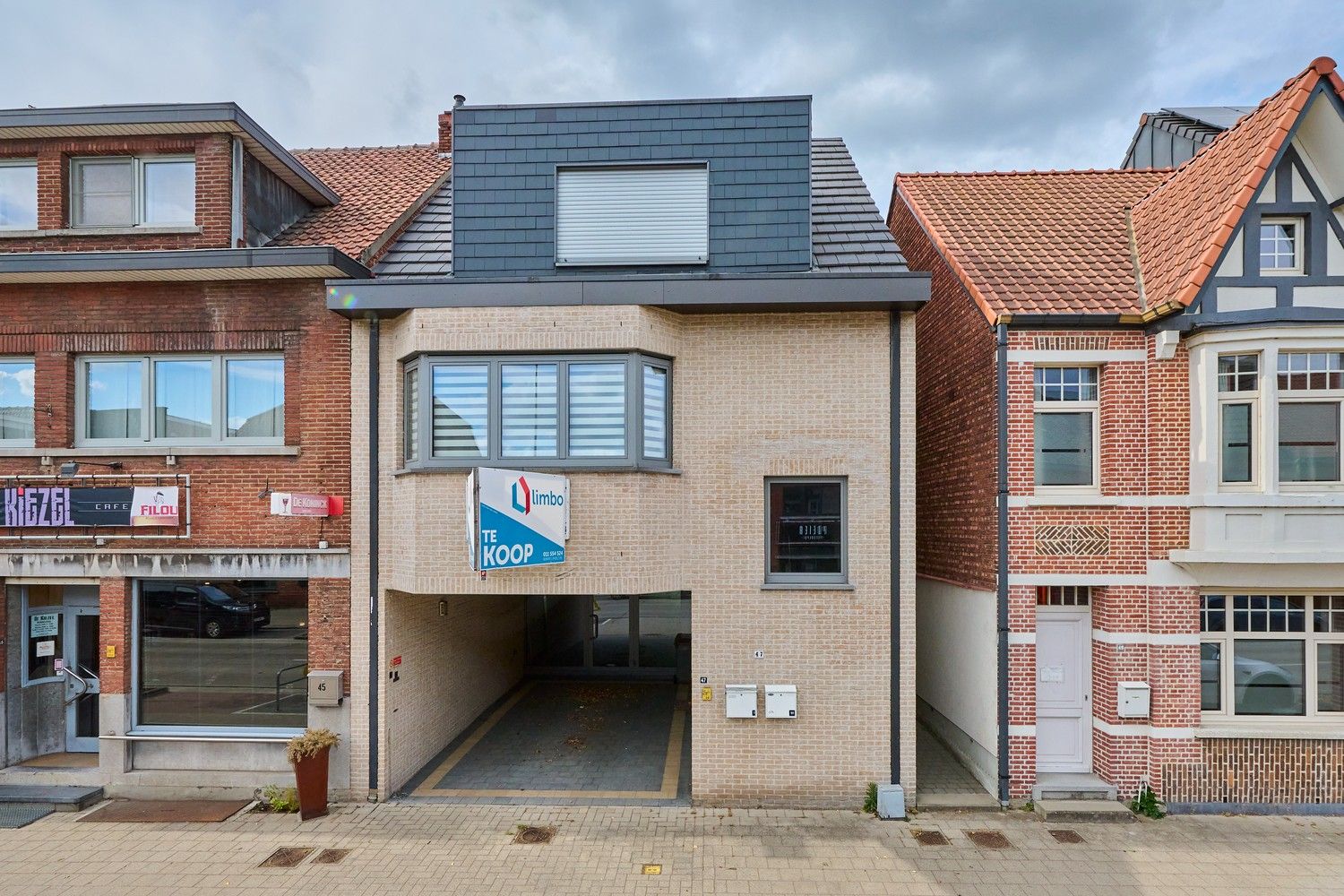 Gunstig gelegen heel ruim, fraai afgewerkte, handelsruimte met afzonderlijk toegankelijke woonstgelegenheid (triplex appartement) foto {{pictureIndex}}