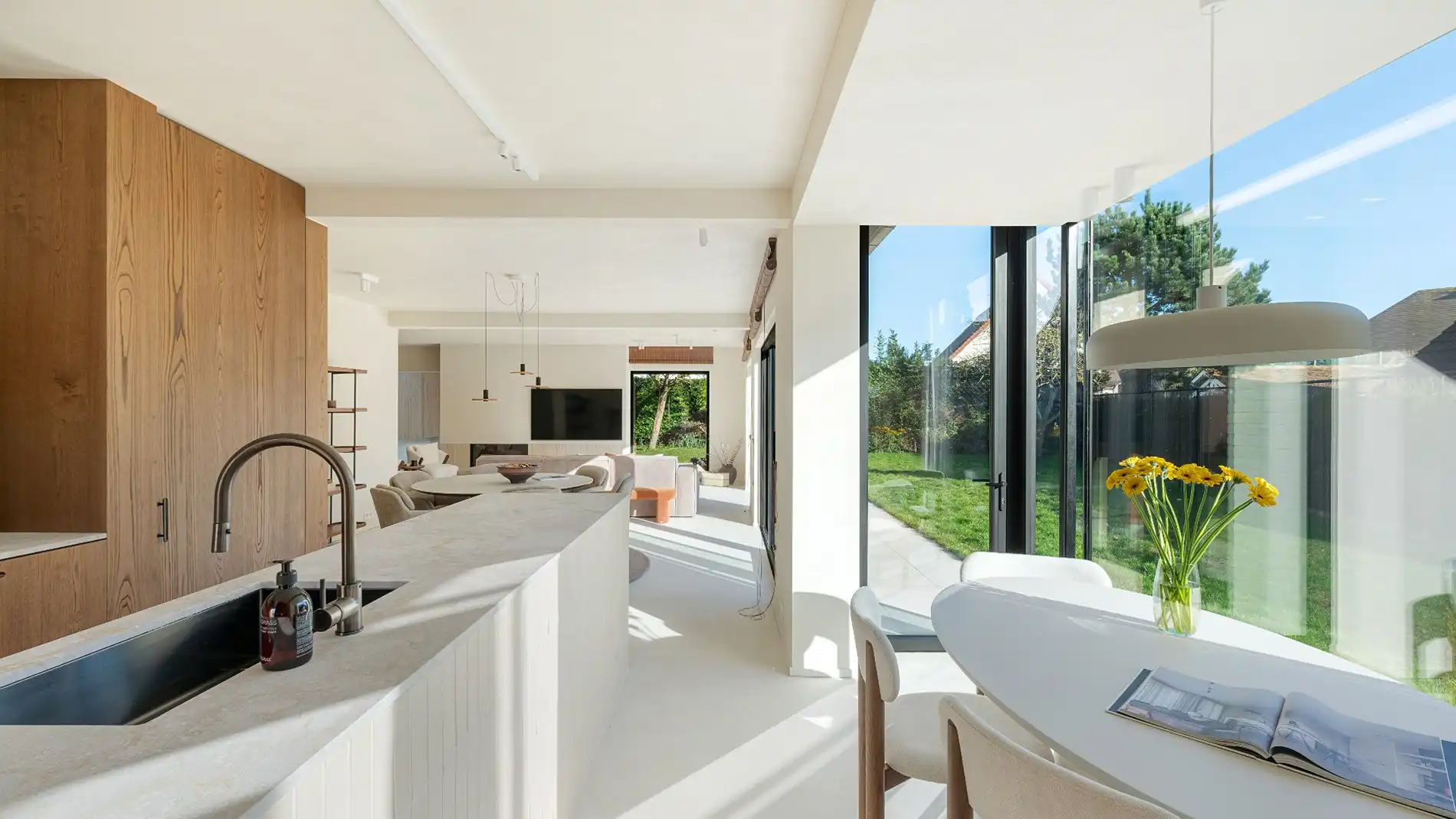 Alleenstaande en luxueus gerenoveerde villa op een rustige en residentiële ligging in Knokke foto 2