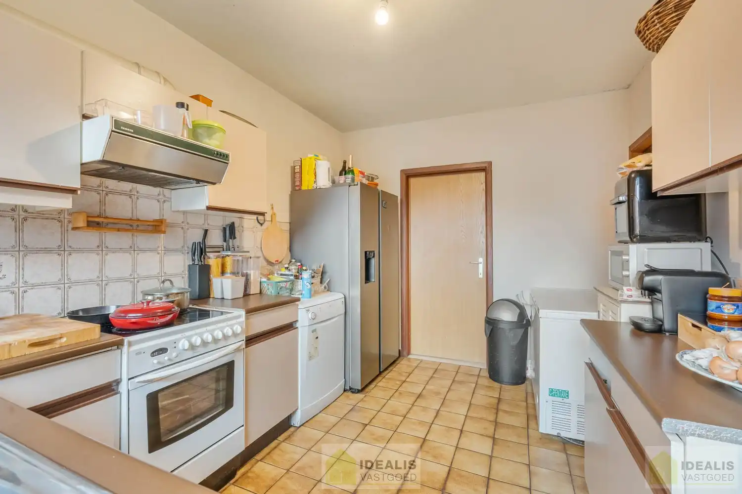 OP TE FRISSEN RUIM DUPLEX APPARTEMENT PAL IN  HET CENTRUM VAN HAMONT! Dit uiterst ruime appartement omvat maar liefst ca.142m² bewoonbare oppervlakte en is voorzien van een ruime woonkamer met aansluitend keuken, 3 aangename slaapkamers, volledig vernieuwde badkamer en terras!! Zeer geschikt voor kandidaten op zoek naar een zeer ruim appartement pal in het stadscentrum van Hamont (Hamont-Achel)! foto 9