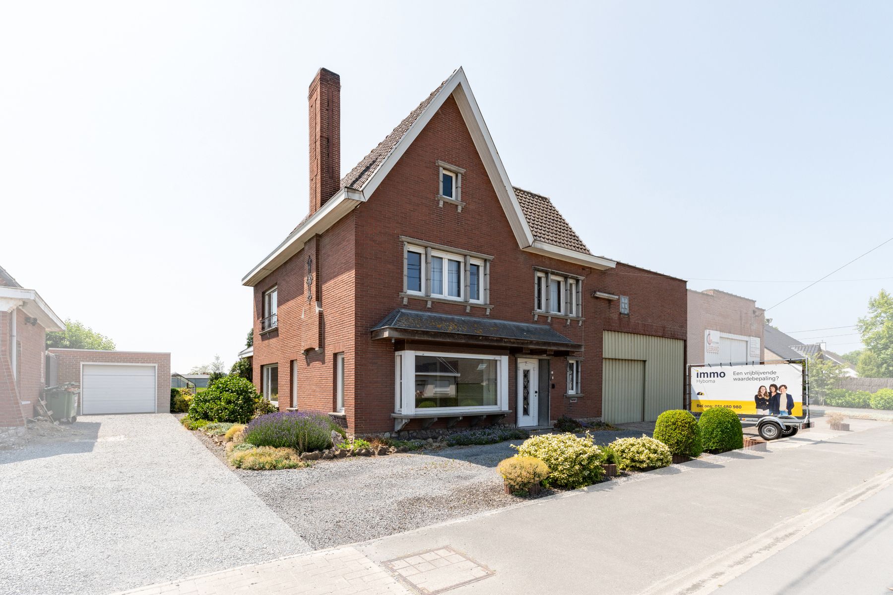 Statige woning met ruime loods foto 2