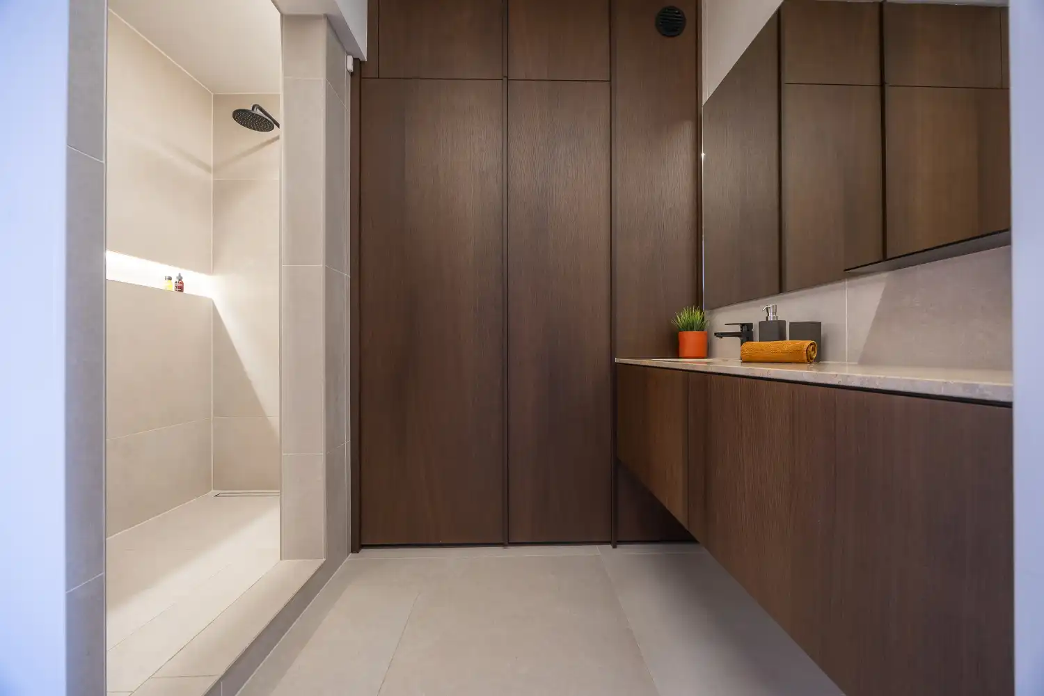 Gerenoveerd twee slaapkamer appartement met open zicht foto 13