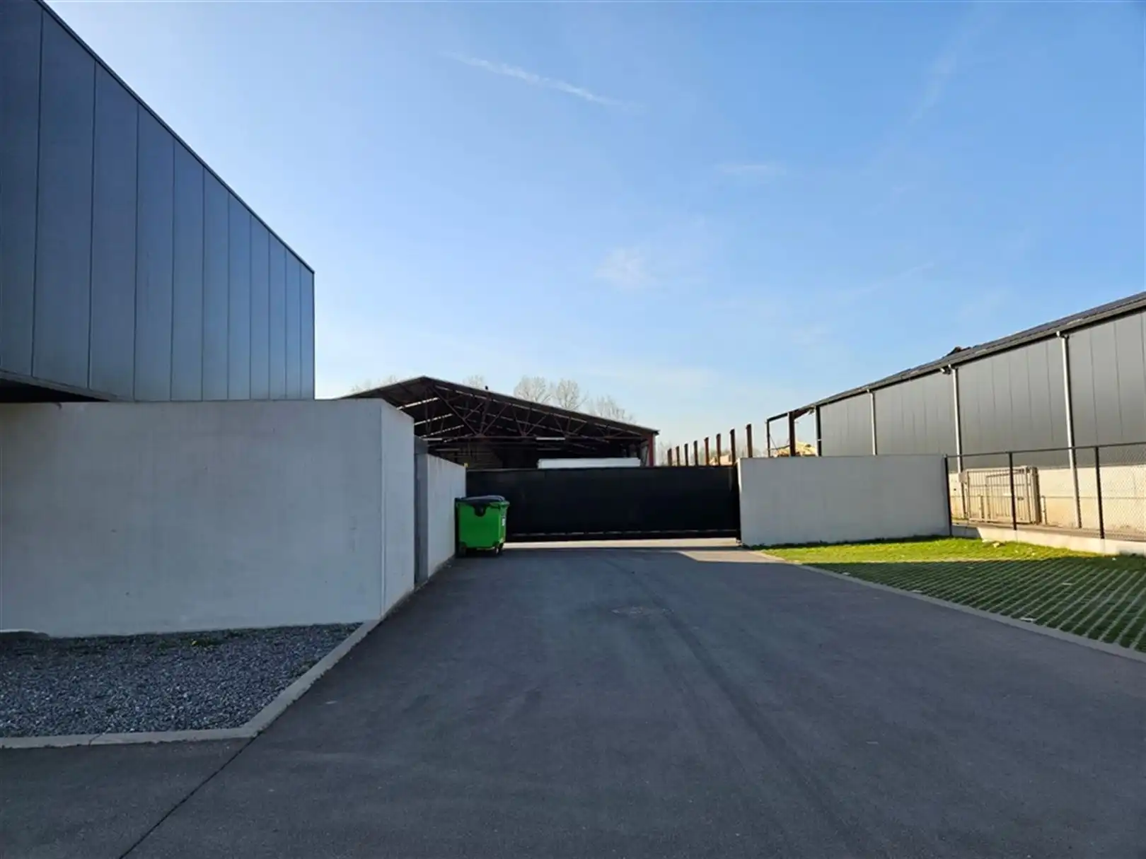 Magazijn met laadkades en kantoren foto 6