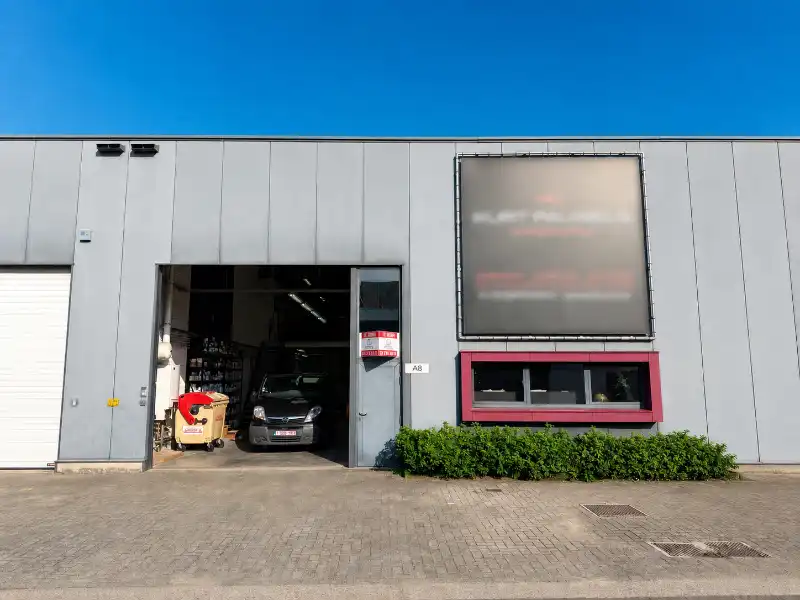 Magazijn met showroom te huur foto {{pictureIndex}}