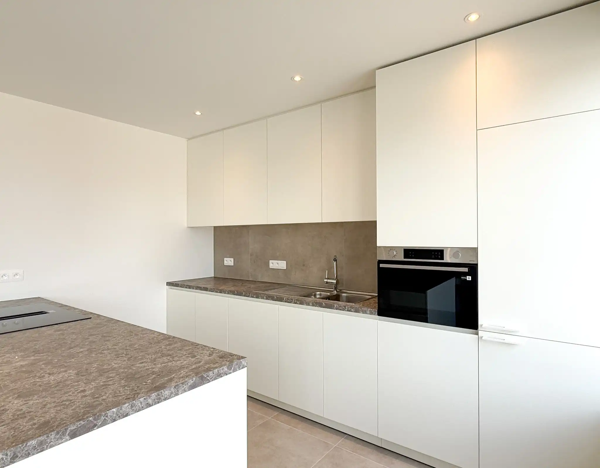 Volledig gerenoveerd appartement met twee slaapkamers in Beveren foto 4