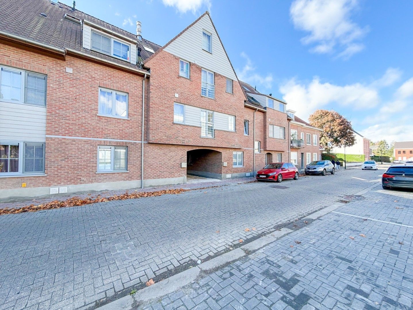 Lichtrijk gelijkvloers appartement met zuidgericht terras in het hart van Zomergem foto {{pictureIndex}}