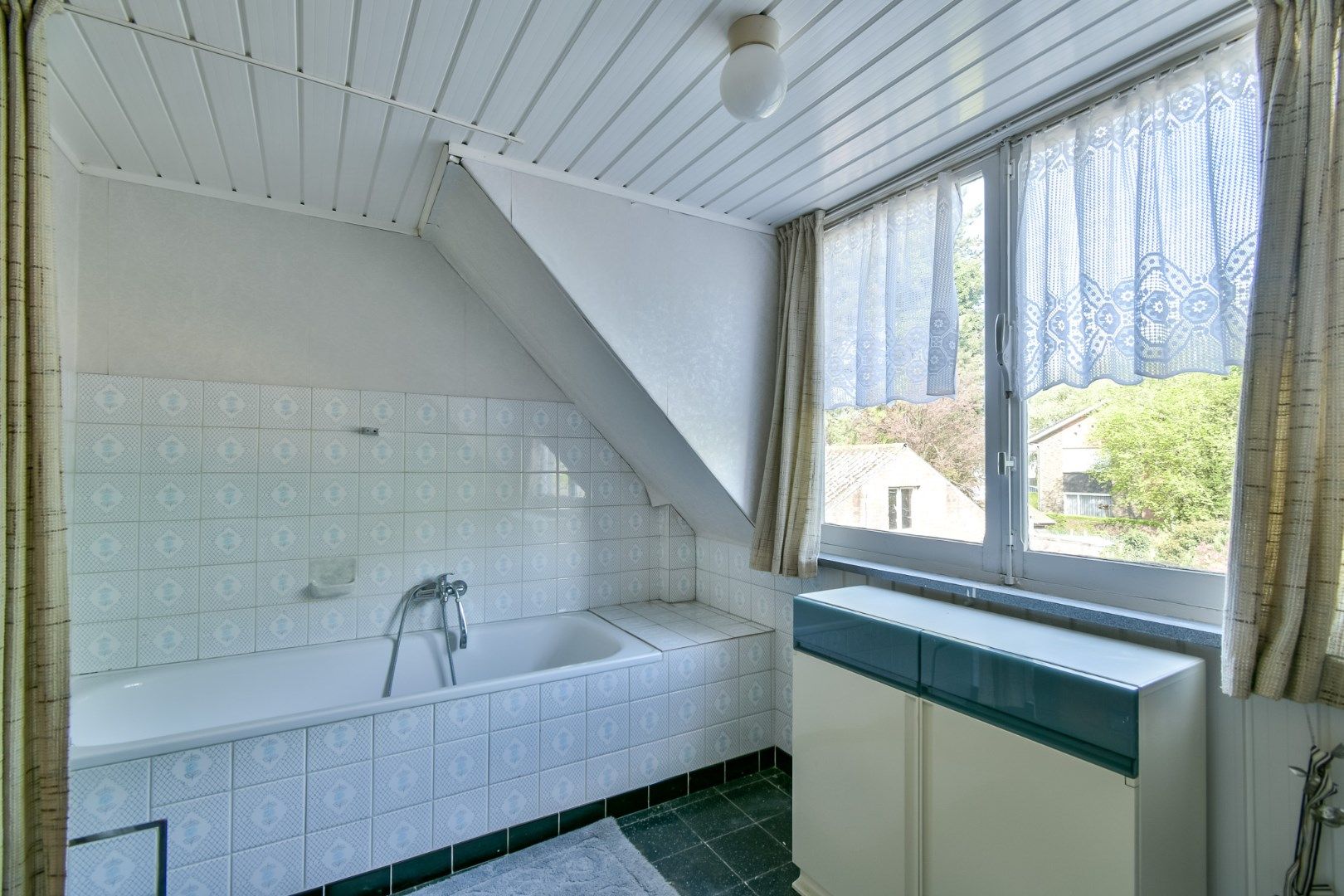 Te renoveren woning omgeven door groen! foto 10