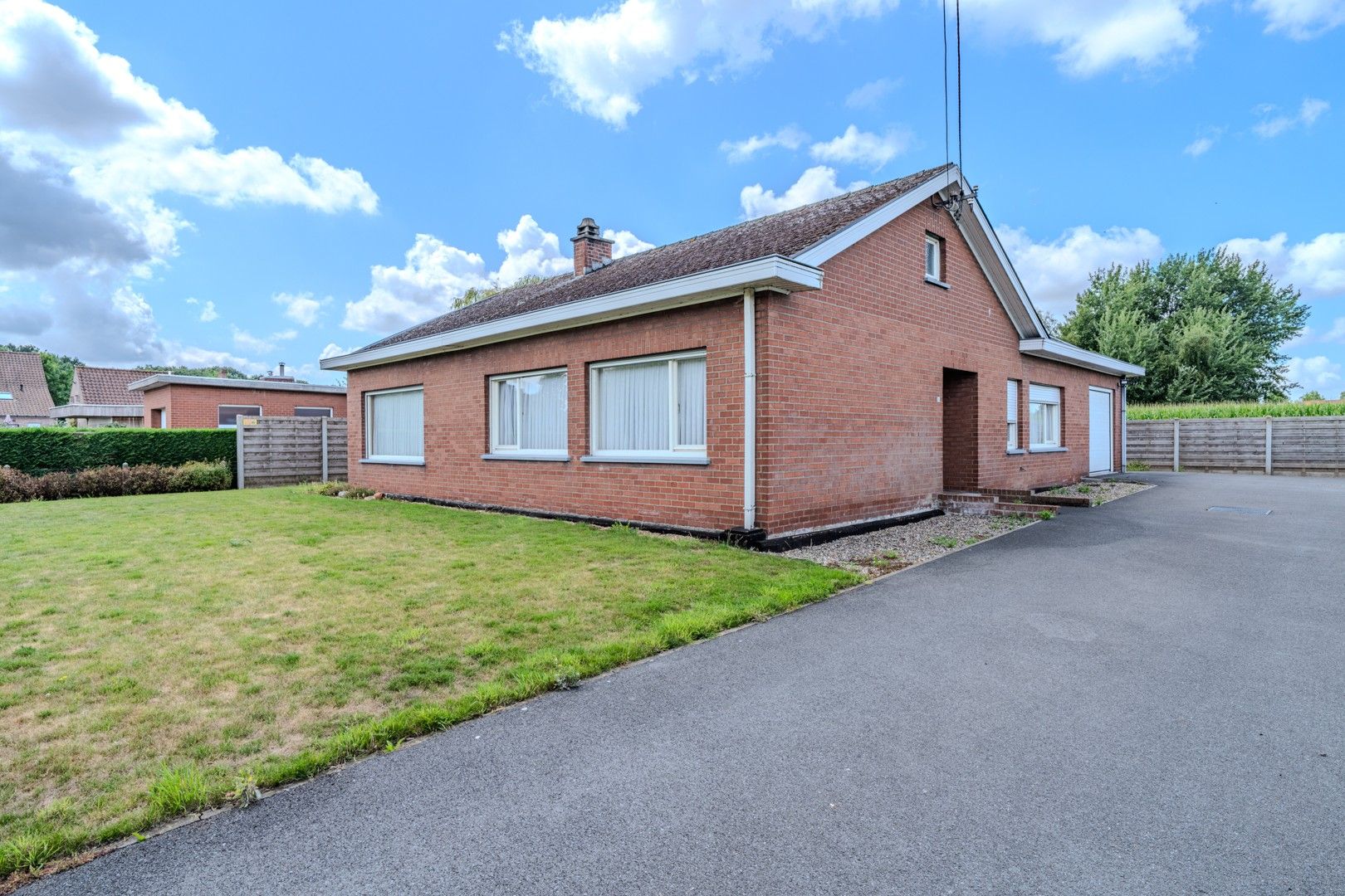 Te renoveren bungalow op ruim perceel foto 3