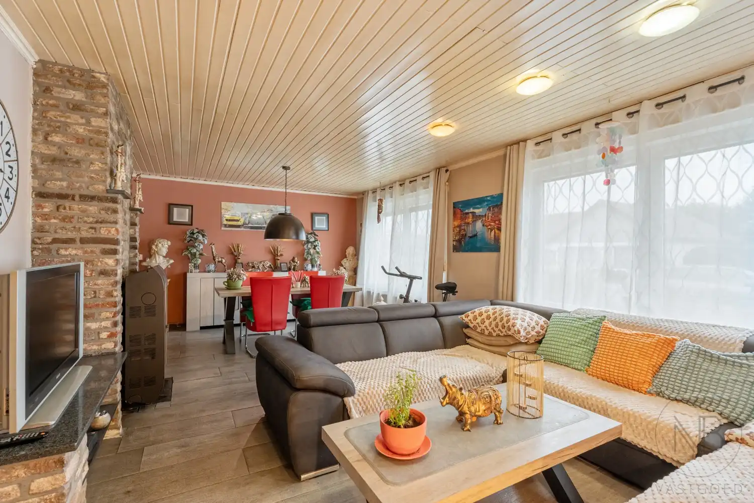 Ruime halfopen woning met 5 slaapkamers en een zolder om verder in te richten! foto 4