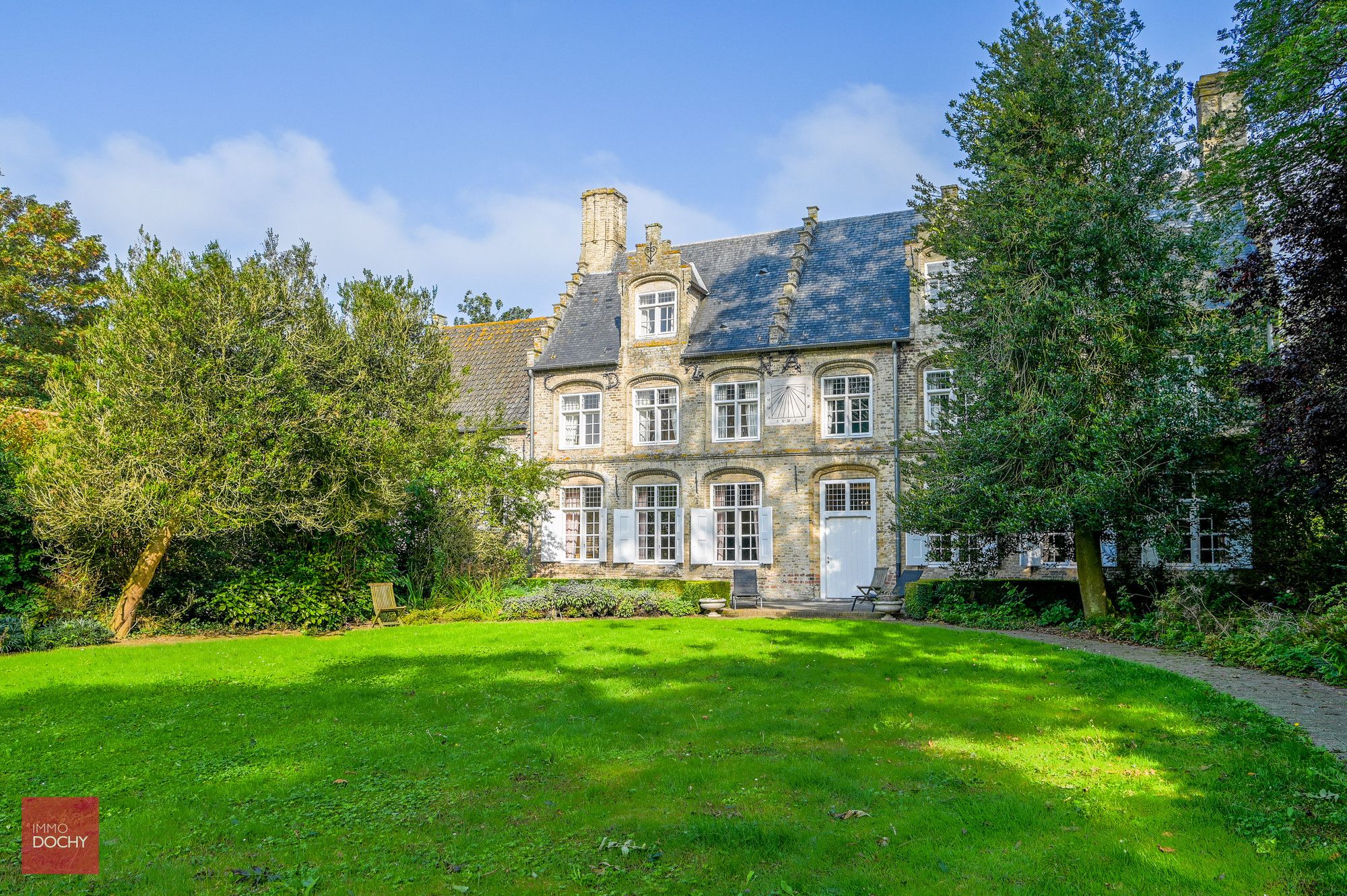 Zeer rustig gelegen, volledig gerestaureerd landhuis (voormalige pastorij) te Houtem foto 4