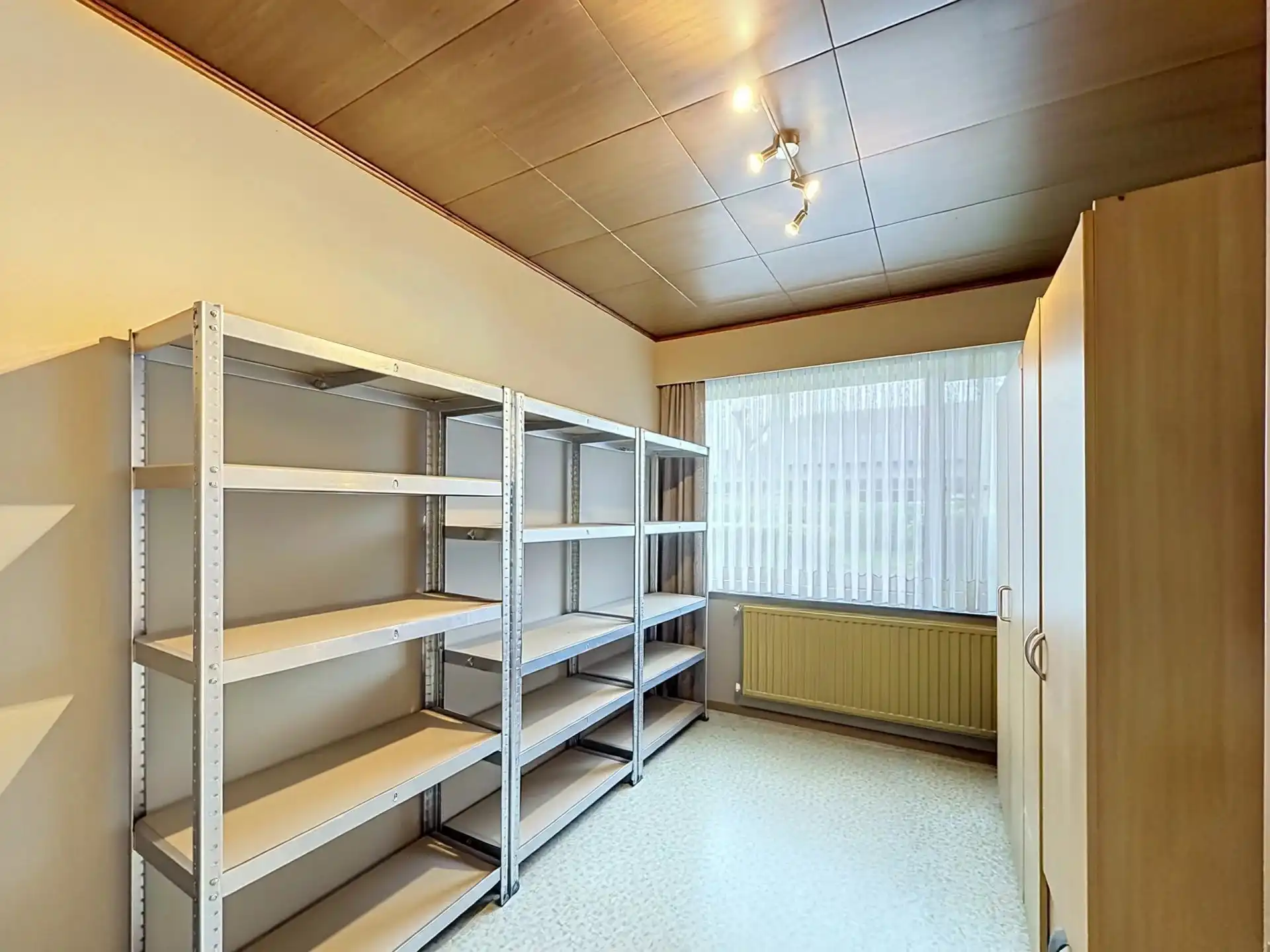 Te renoveren gelijkvloerse woning met 3 slaapkamers op een ruim perceel. foto 9