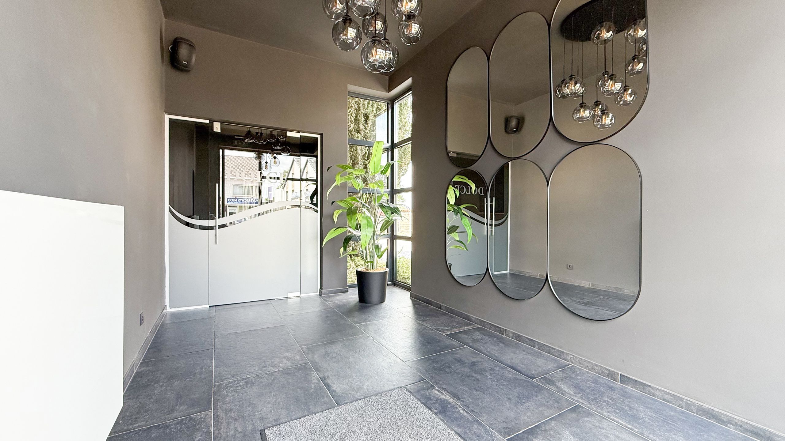 Prachtig handelspand met woonst op toplocatie (40are grond)! foto 2