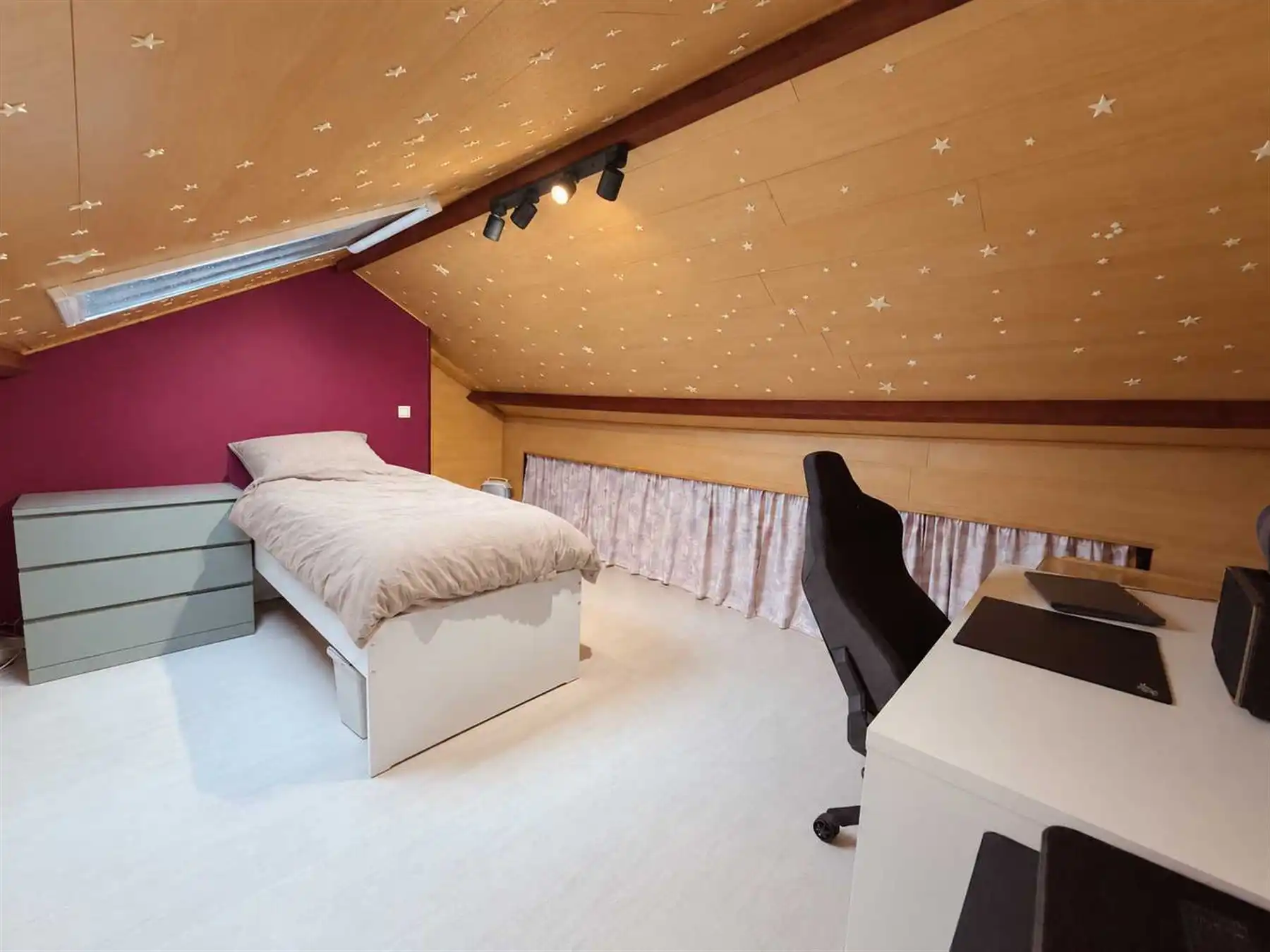 Ruime rijwoning met 3 slk's, tuin en polyvalent bijgebouw. foto 11