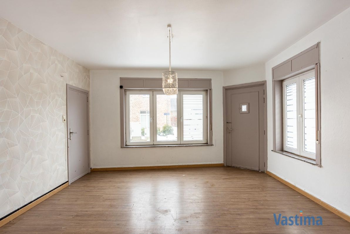 Te renoveren gezinswoning met potentieel op een gunstige locatie foto 5