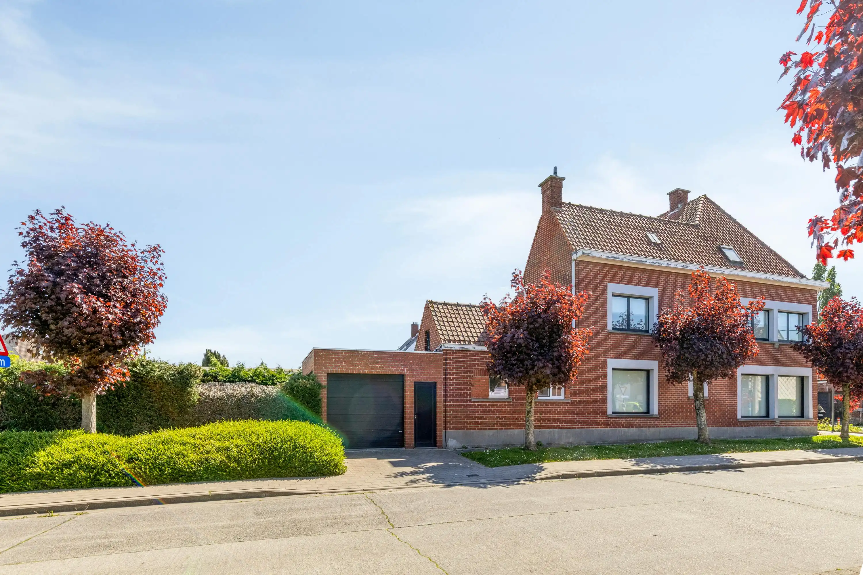Zeer ruim huis met gezellige tuin en garage te Roeselare foto 3